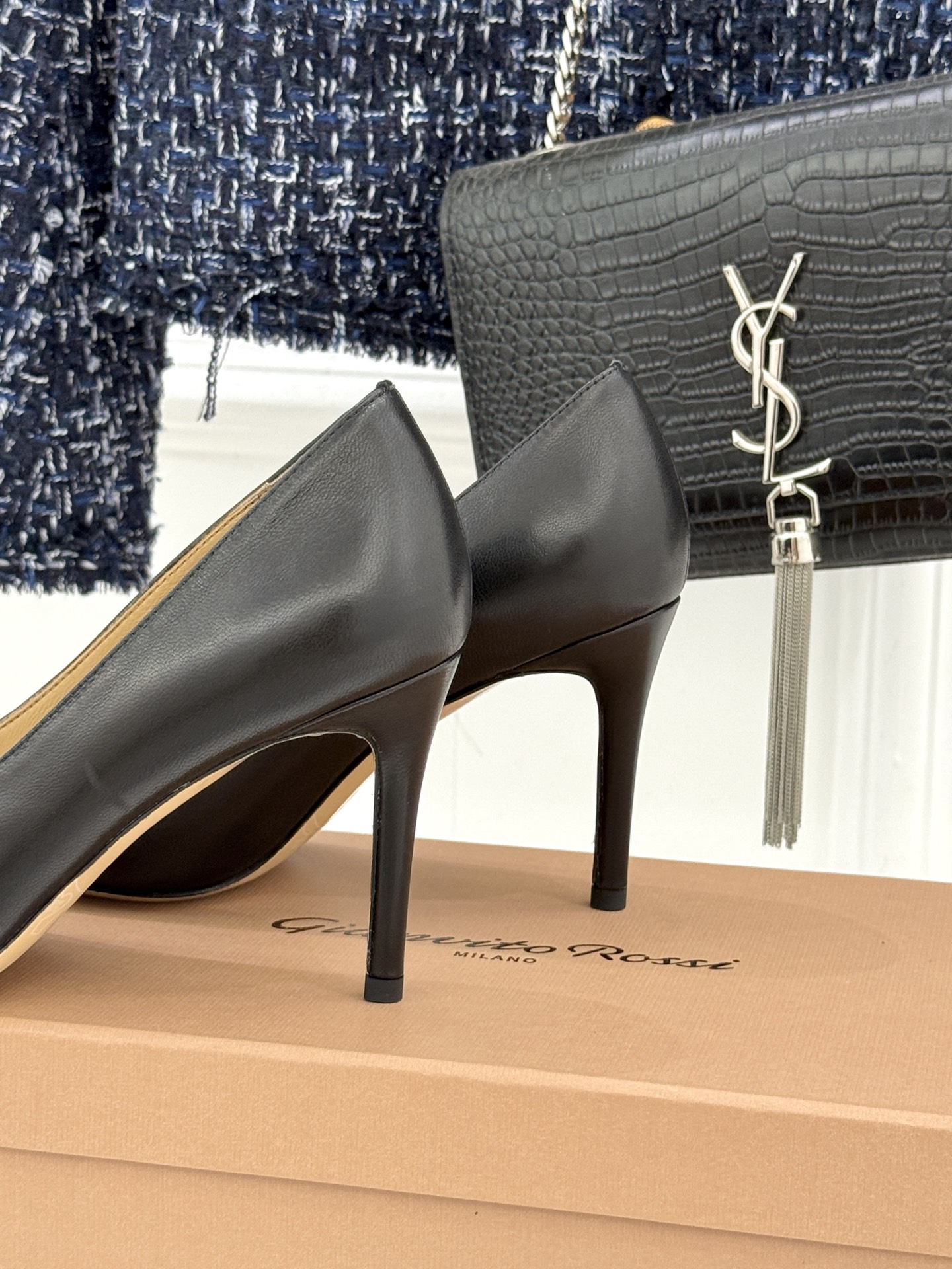 Gianvito Rossi经典极简尖头高跟鞋单鞋以「删繁就简」的意式匠心将高奢质感藏于利落线条让每一步