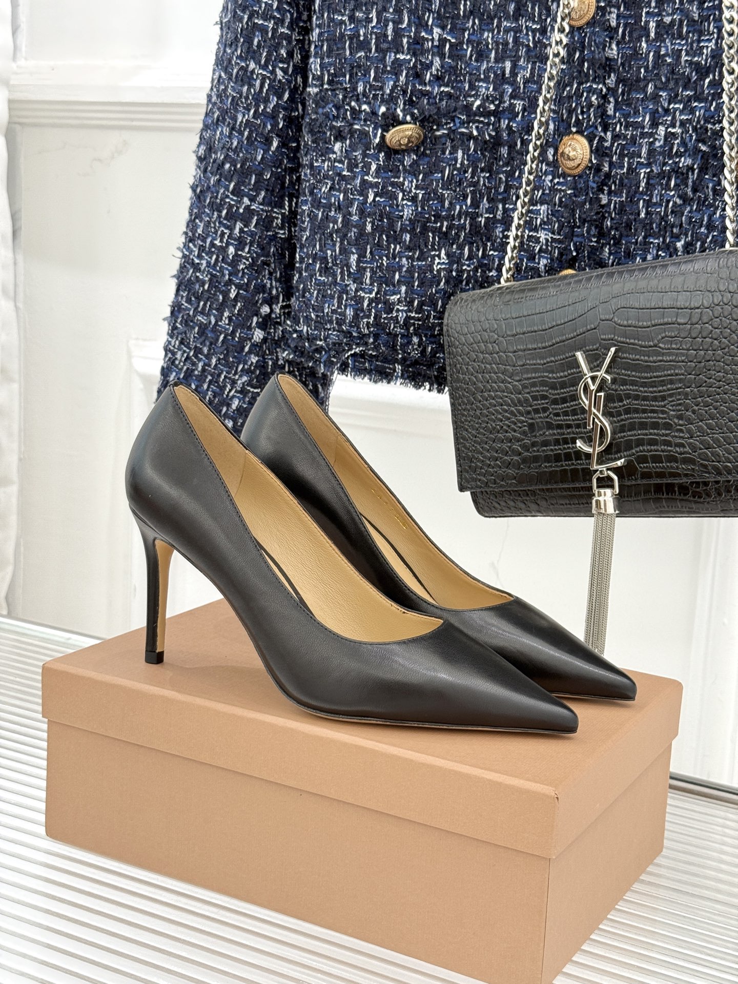 NO:721577,The top version of Gianvito Rossi's classic minimalist pointed toe high-heeled shoes uses the Italian ingenuity of 'removing complexity and simplifying' to hide the high-luxury texture in clean lines, making every step a silent highlight. The iconic high-heeled pointed toe design is a magic touch to elongate the proportion. The neat pointed toe accurately extends the line of the foot shape, visually elongating the legs in seconds. It is a universal luxury item in the wardrobe, versatile for all occasions and outfits. Wear it with a velvet fishtail skirt to a dinner party.  Elegant and charming, it brings focus. Pair it with high-waisted wide-leg trousers for commuting, showing off your smart and neat aura. Pair it with a floral dress for a date. It is gentle and affectionate, showing off your femininity. From workplace meetings to red carpet dinners, from daily appointments to important celebrations, it supports all your highlight moments with its unchanged minimalist style. The fabric is made of original custom leather, and the lining of the toes is all sheepskin. The heel height is 8.5cm and the genuine leather outsole imported from Italy.  size35-39 (customized 40/41), high heels, high heels, skirts, sheepskin, Leather soles19860909顶版 Gianvito Rossi经典极简尖头 高跟鞋单鞋 以「删繁就简」的意式匠心 将高奢质感藏于利落线条 让每一步都成为不动声色的高光. 标志性高跟尖头设计 是拉长比例的神来之笔. 利落尖头精准延伸足型线条 视觉上秒拉长双腿 它是衣橱里的万能奢品 百搭所有场合与穿搭 搭丝绒鱼尾裙赴晚宴 优雅妩媚自带焦点 配高腰阔腿裤通勤 干练利落气场全开 搭碎花连衣裙约会 温柔缱绻尽显女人味. 从职场会议到红毯晚宴 从日常约会到重要庆典 它以不变的极简风骨 承托你的所有高光时刻. 面料采用原版定制皮料 内里踮脚均为羊皮 跟高8.5cm 意大利进口真皮大底 size35-39（40/41定制）,高跟鞋单鞋,high heels,skirts,sheepskin,Leather soles,Women's Shoes