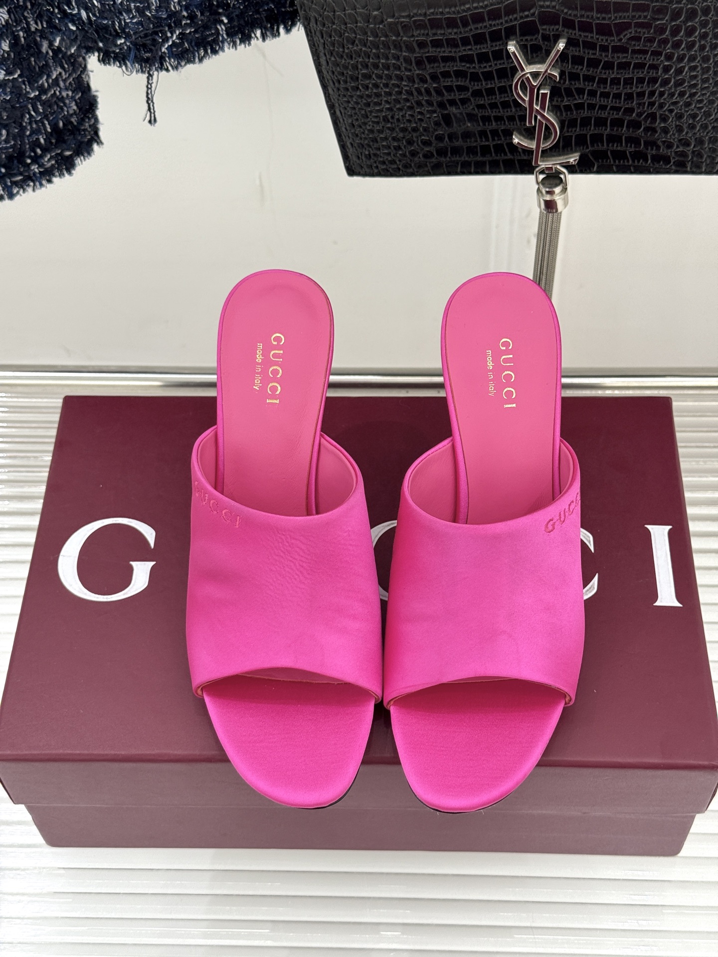 Gucci/古驰26WF新品真丝微标高跟拖鞋以丝缎柔光勾勒意式慵懒贵气。甄选细腻真丝面料 触感柔滑亲肤自