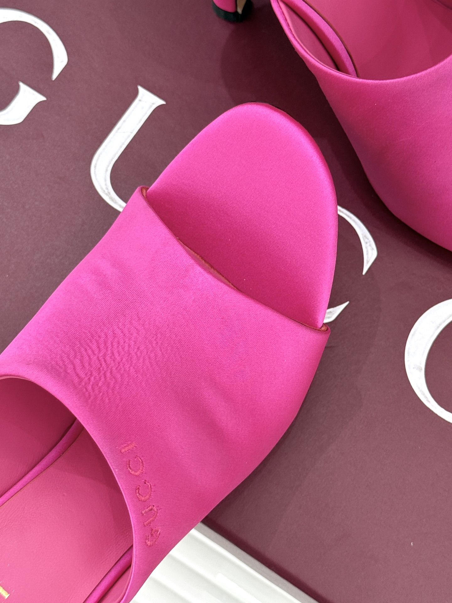 Gucci/古驰26WF新品真丝微标高跟拖鞋以丝缎柔光勾勒意式慵懒贵气。甄选细腻真丝面料 触感柔滑亲肤自