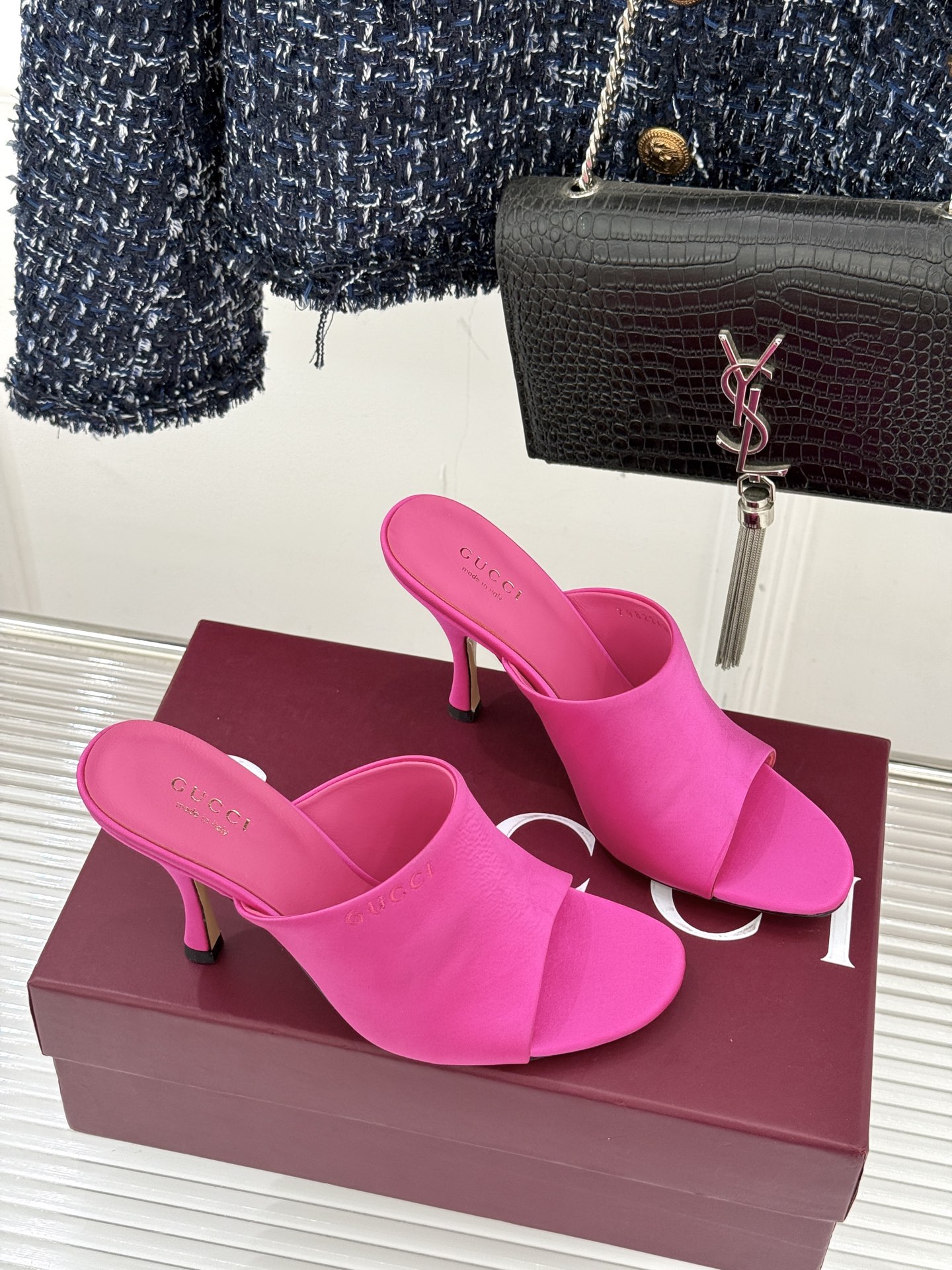 Gucci/古驰26WF新品真丝微标高跟拖鞋以丝缎柔光勾勒意式慵懒贵气。甄选细腻真丝面料 触感柔滑亲肤自