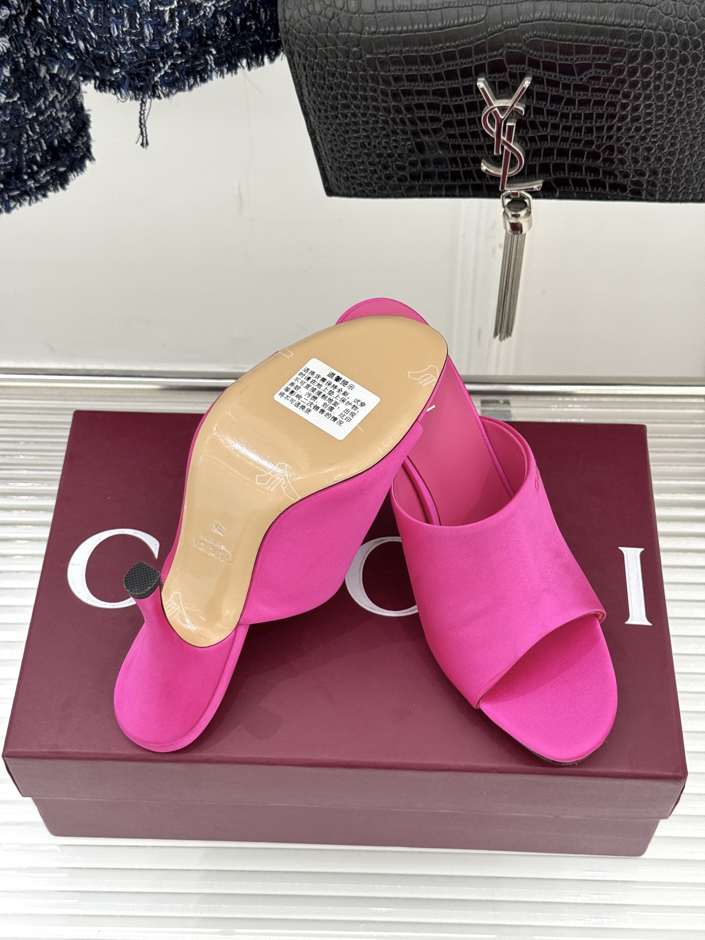 Gucci/古驰26WF新品真丝微标高跟拖鞋以丝缎柔光勾勒意式慵懒贵气。甄选细腻真丝面料 触感柔滑亲肤自