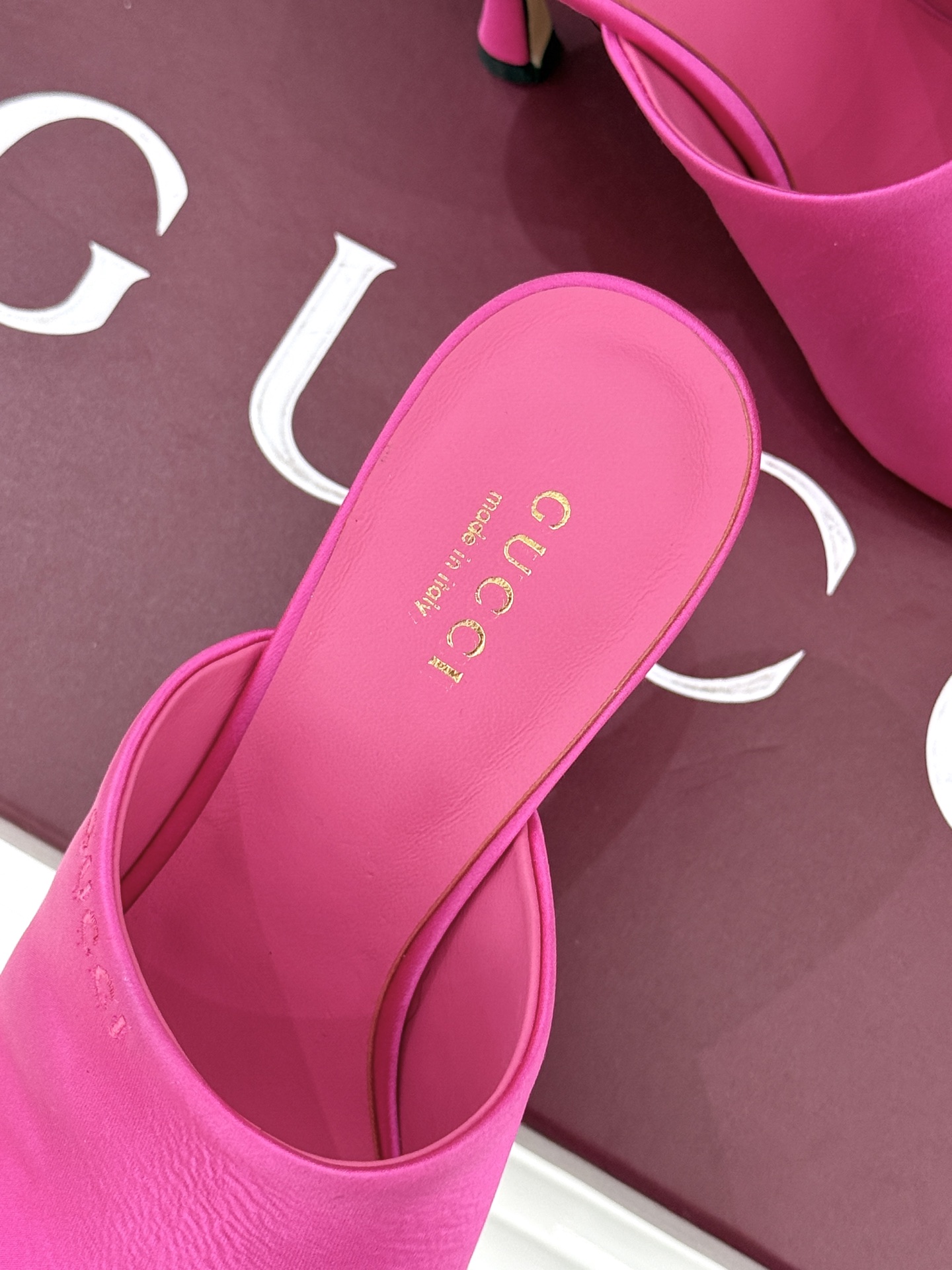 Gucci/古驰26WF新品真丝微标高跟拖鞋以丝缎柔光勾勒意式慵懒贵气。甄选细腻真丝面料 触感柔滑亲肤自