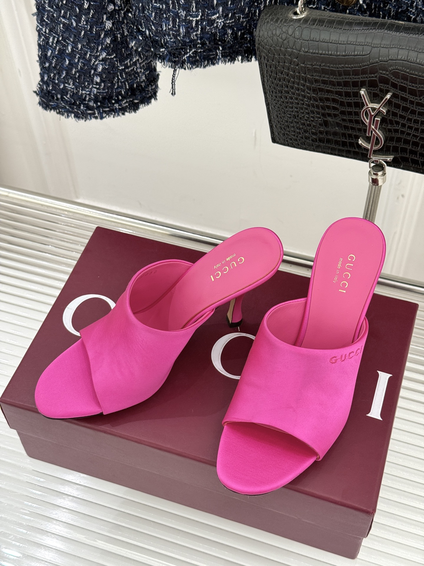 Gucci/古驰26WF新品真丝微标高跟拖鞋以丝缎柔光勾勒意式慵懒贵气。甄选细腻真丝面料 触感柔滑亲肤自