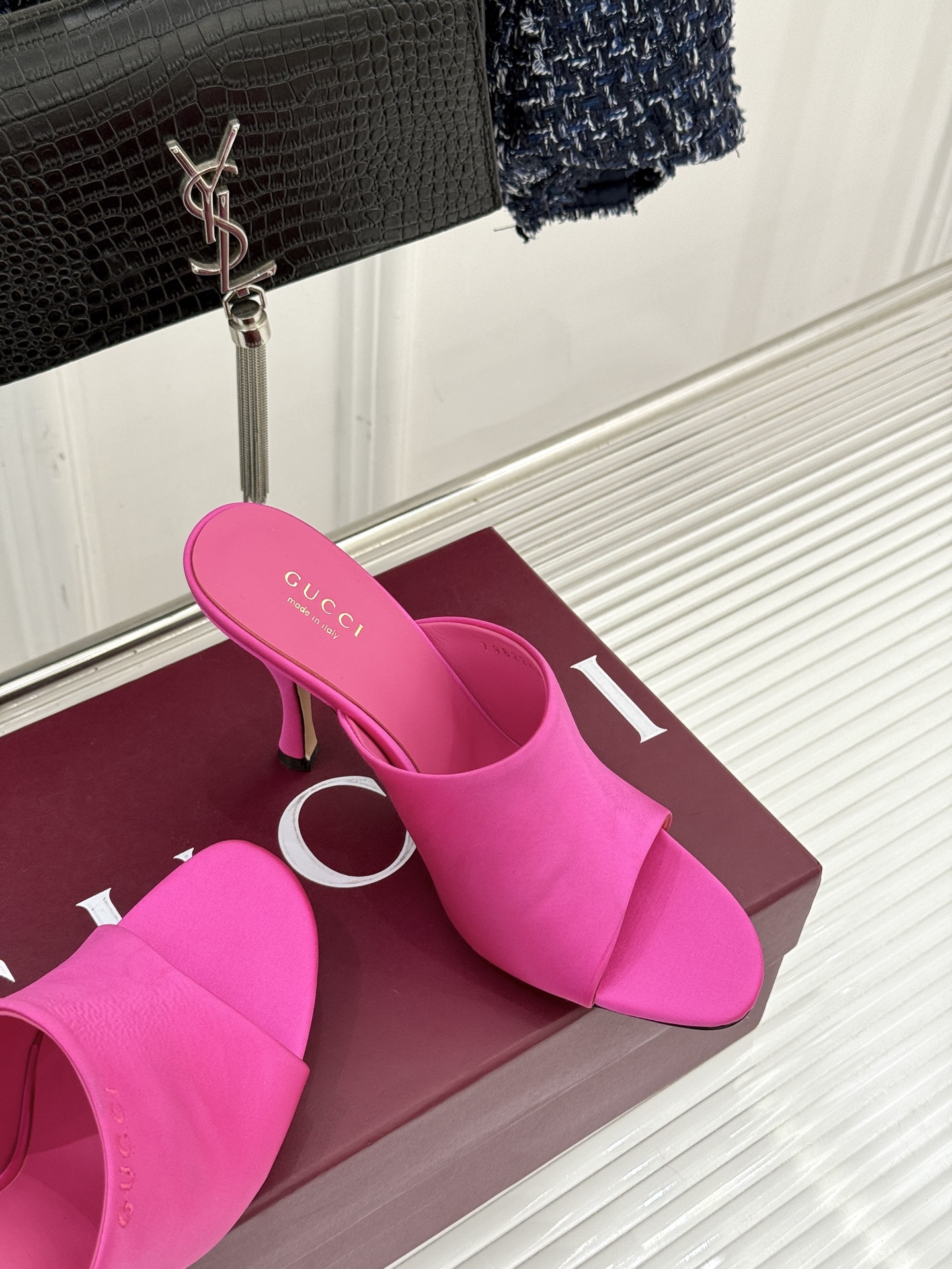 Gucci/古驰26WF新品真丝微标高跟拖鞋以丝缎柔光勾勒意式慵懒贵气。甄选细腻真丝面料 触感柔滑亲肤自