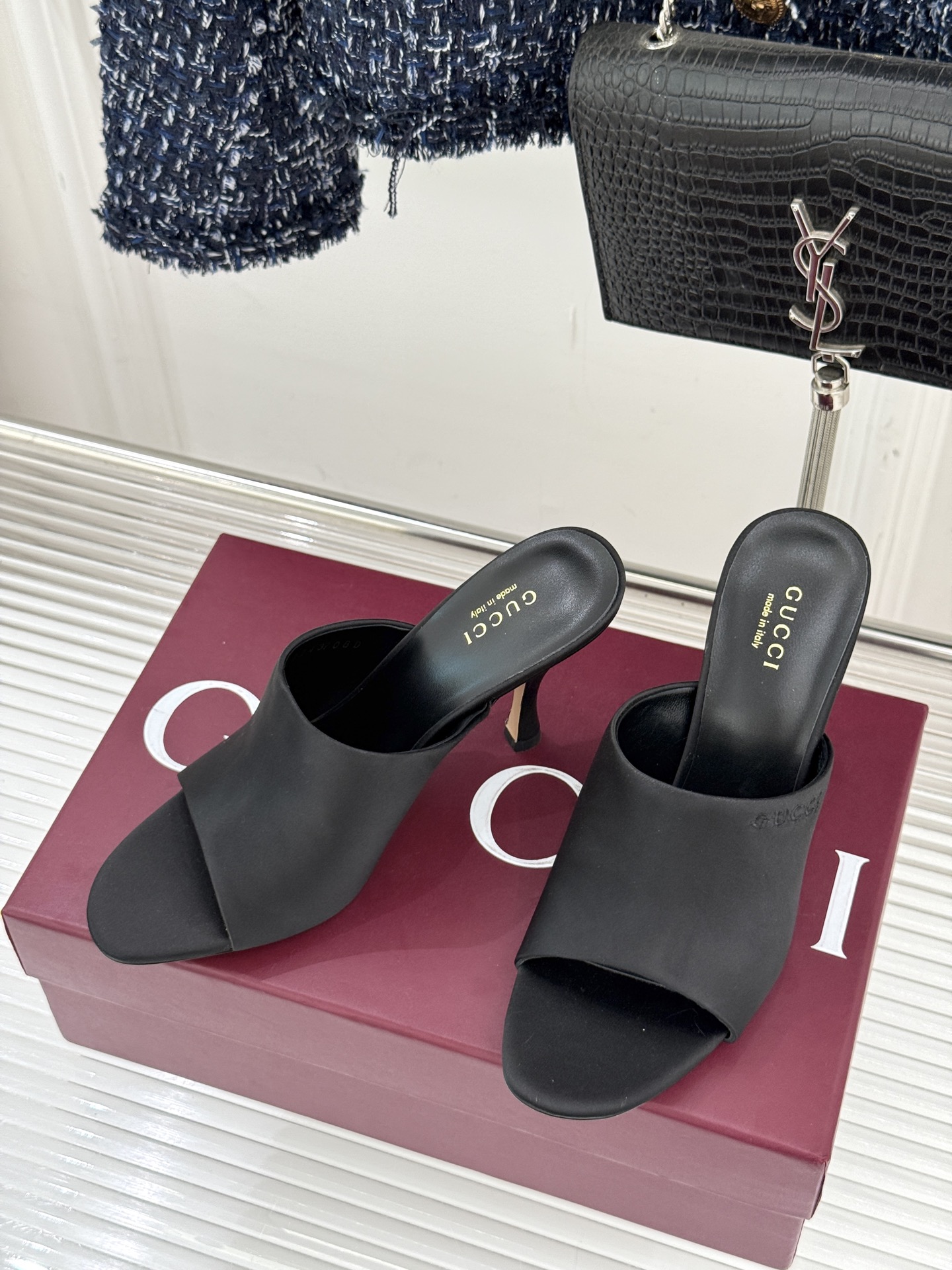 Gucci/古驰26WF新品真丝微标高跟拖鞋以丝缎柔光勾勒意式慵懒贵气。甄选细腻真丝面料 触感柔滑亲肤自