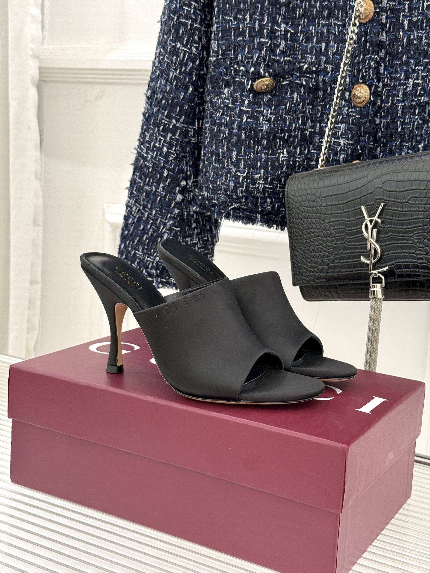 NO:725303,Gucci/Gucci 26WF new silk micro-label high-heeled slippers use silk satin soft light to outline the Italian style of lazy elegance. Select fine silk fabrics to feel smooth and skin-friendly. It has high-end matte luster and is low-key but highly textured. The micro-label on the upper is low-key and restrained, unobtrusive but luxurious at a glance. The elegant stiletto heel is neat and straight, stably modifying the leg line, easily elongating the proportion, and is light and elegant when walking. The soft leather lining fits the sole of the foot.  Comfortable and not tiring, both beautiful and practical. Whether paired with skirts, suits or casual trousers, it is suitable for commuting, dating and vacation travel. A pair of high-end fashion that is effortless to unlock is a timeless and elegant choice in the shoe cabinet. The fabric is made of original custom silk, and the lining of the toes is all sheepskin. The Italian imported leather outsole is size 35-39 (customized at 40/41/42)  No. 90420260228, high heels and slippers, gucci, gucci, high heels, slippers, skirts, business suit, sheepskin, real silk, Leather soles19860909Gucci/古驰26WF新品真丝微标 高跟拖鞋 以丝缎柔光勾勒意式慵懒贵气. 甄选细腻真丝面料 触感柔滑亲肤 自带高级哑光光泽 低调却极具质感. 鞋面微标低调内敛 不张扬却一眼识奢 优雅细跟利落挺拔 稳稳修饰腿部线条 轻松拉长比例 行走间轻盈优雅. 柔软皮革内里贴合足底 舒适不累脚 兼顾美貌与实穿. 无论是搭配裙装、西装还是休闲裤 通勤约会、度假出行皆适配. 一双解锁不费力的高阶时髦 是鞋柜里永不过时的奢雅之选. 面料采用原版定制真丝 内里踮脚均为羊皮 意大利进口真皮大底 size35-39（40/41/42定制） 编号90420260228,高跟鞋拖鞋,gucci,gucci,high heels,slippers,skirts,business suit,sheepskin,real silk,Leather soles,Women's Shoes