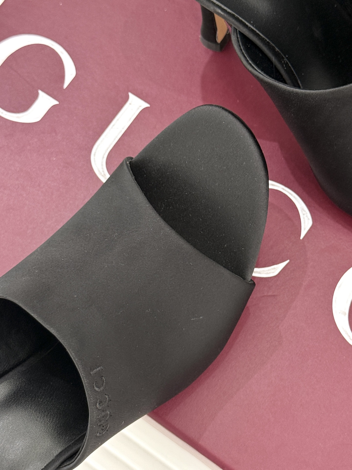 Gucci/古驰26WF新品真丝微标高跟拖鞋以丝缎柔光勾勒意式慵懒贵气。甄选细腻真丝面料 触感柔滑亲肤自