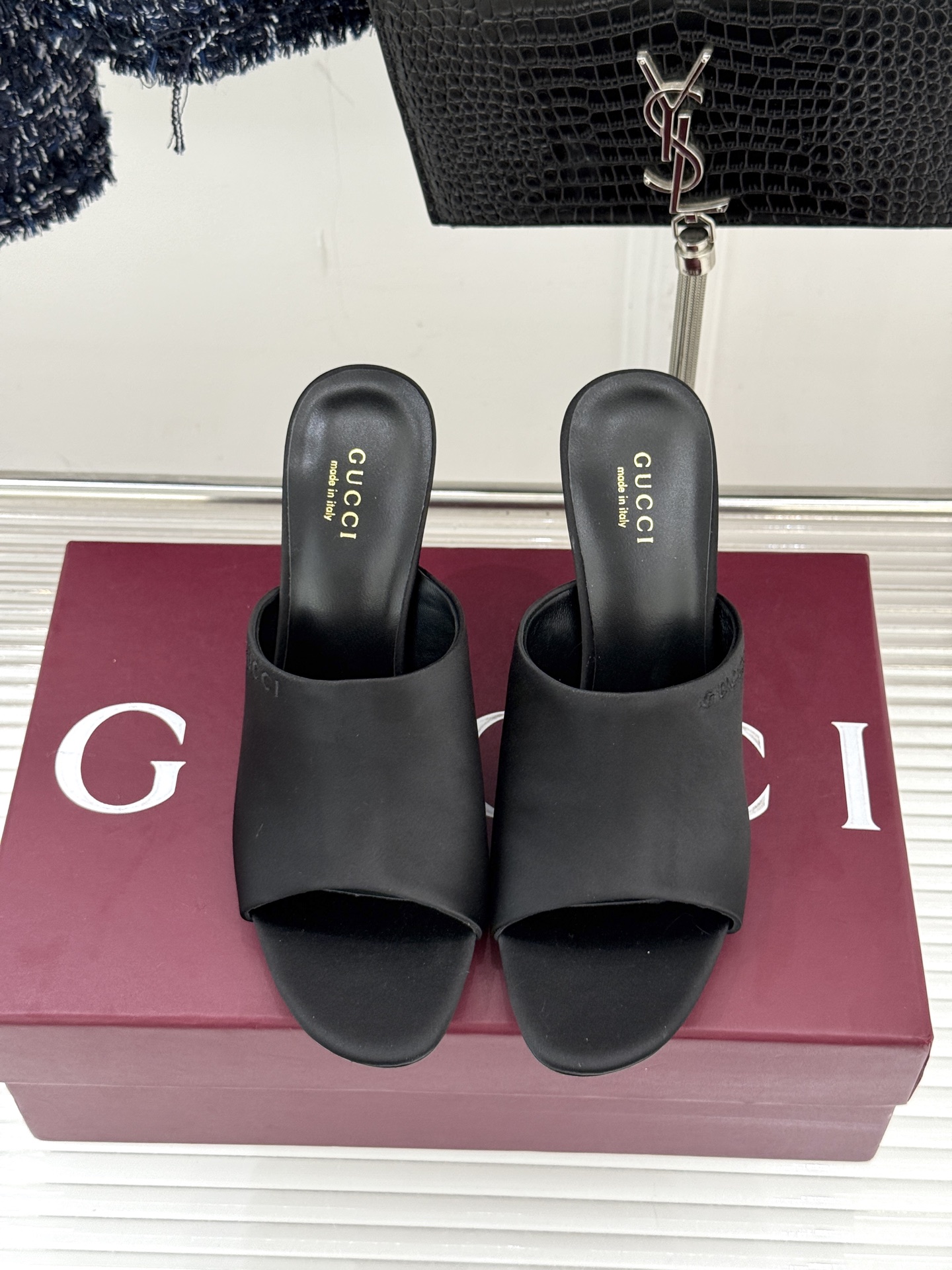 Gucci/古驰26WF新品真丝微标高跟拖鞋以丝缎柔光勾勒意式慵懒贵气。甄选细腻真丝面料 触感柔滑亲肤自