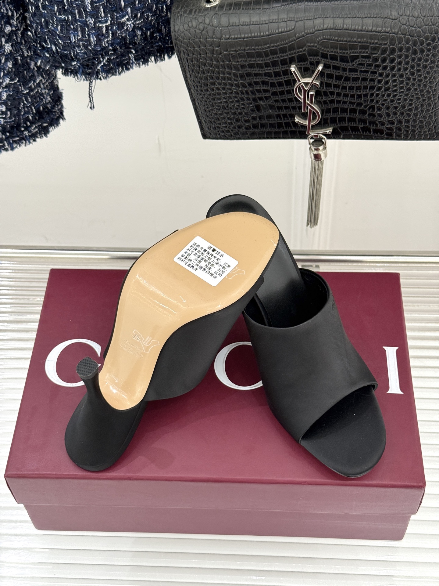 Gucci/古驰26WF新品真丝微标高跟拖鞋以丝缎柔光勾勒意式慵懒贵气。甄选细腻真丝面料 触感柔滑亲肤自