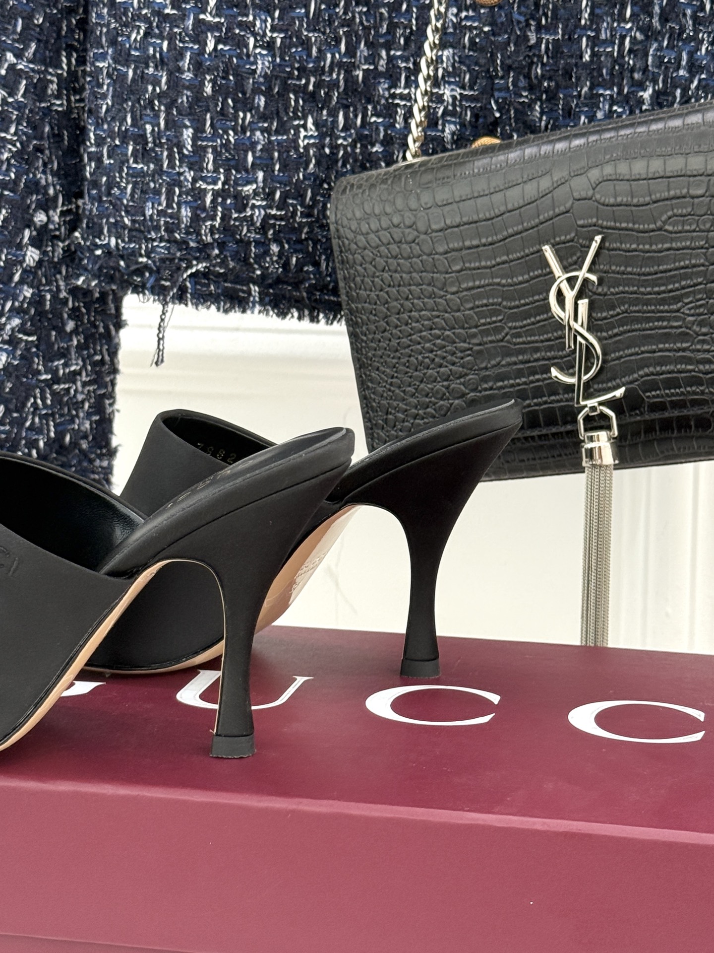 Gucci/古驰26WF新品真丝微标高跟拖鞋以丝缎柔光勾勒意式慵懒贵气。甄选细腻真丝面料 触感柔滑亲肤自