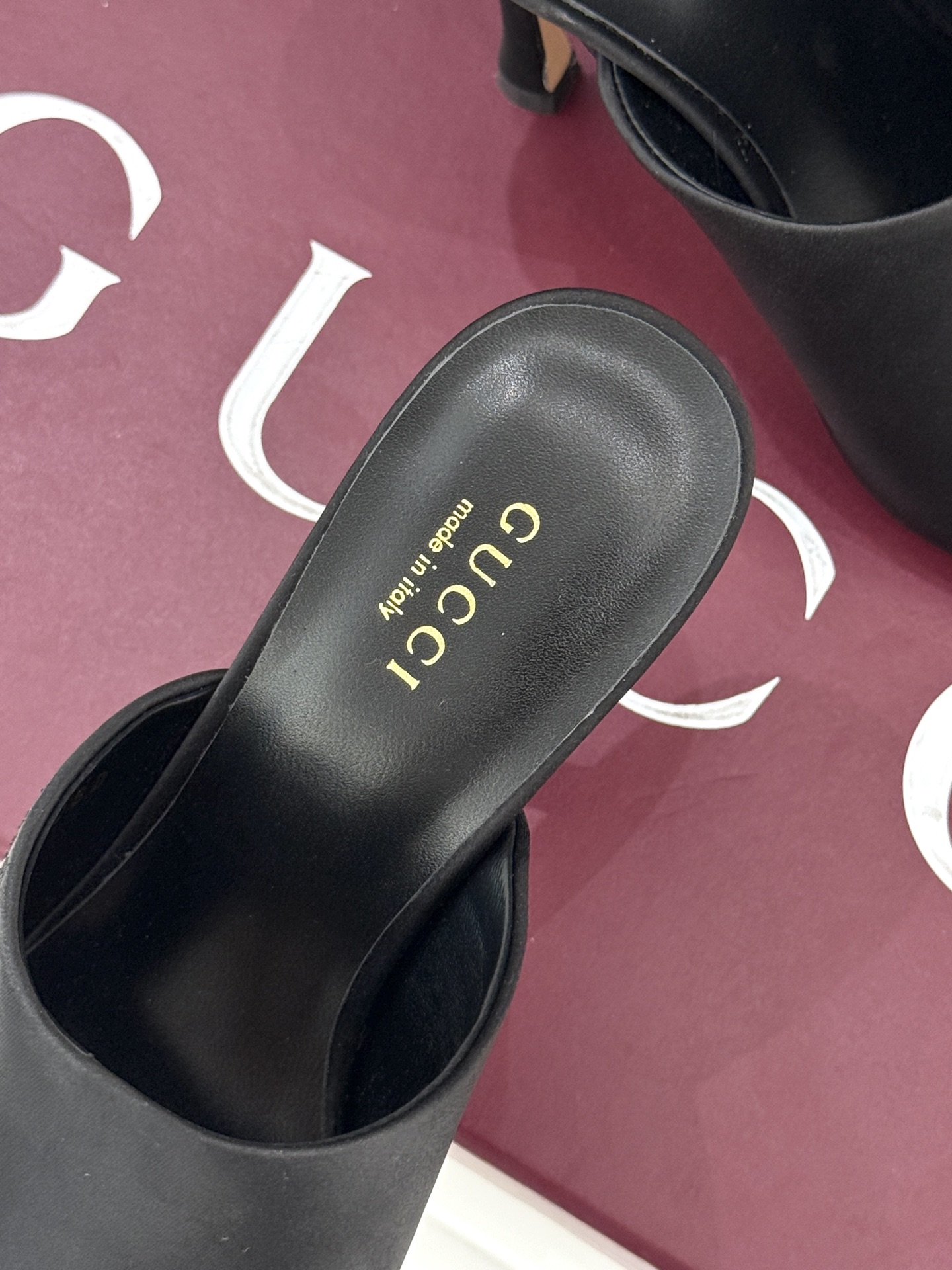 Gucci/古驰26WF新品真丝微标高跟拖鞋以丝缎柔光勾勒意式慵懒贵气。甄选细腻真丝面料 触感柔滑亲肤自