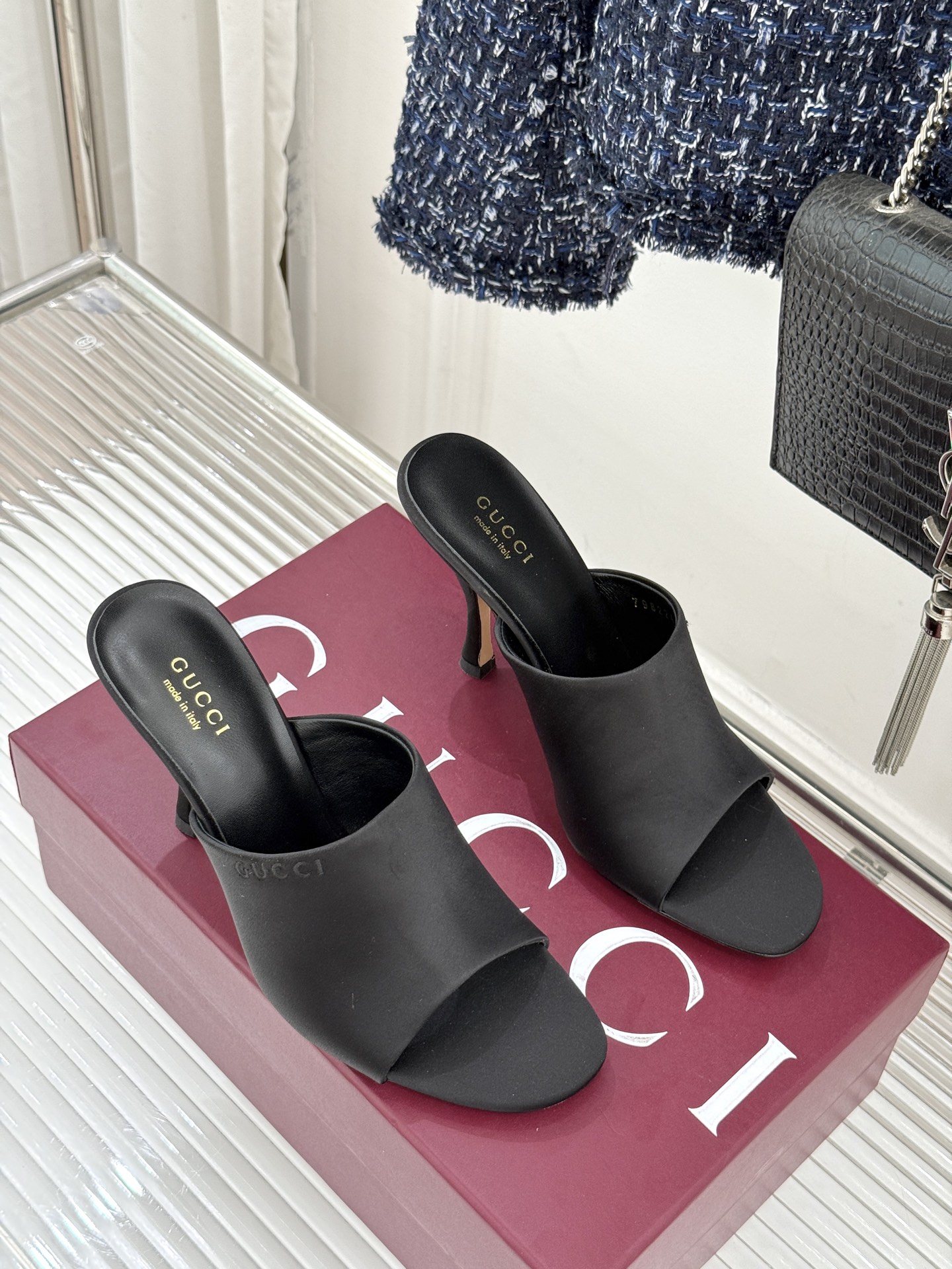 Gucci/古驰26WF新品真丝微标高跟拖鞋以丝缎柔光勾勒意式慵懒贵气。甄选细腻真丝面料 触感柔滑亲肤自