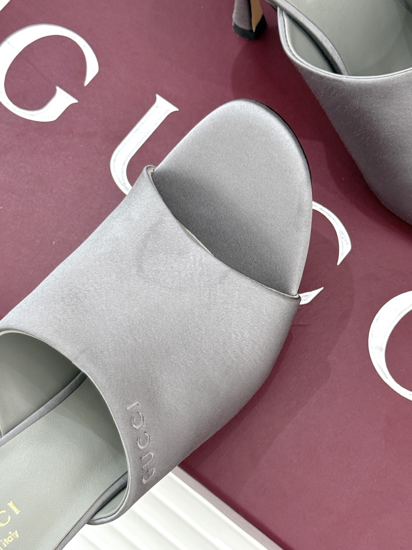 Gucci/古驰26WF新品真丝微标高跟拖鞋以丝缎柔光勾勒意式慵懒贵气。甄选细腻真丝面料 触感柔滑亲肤自