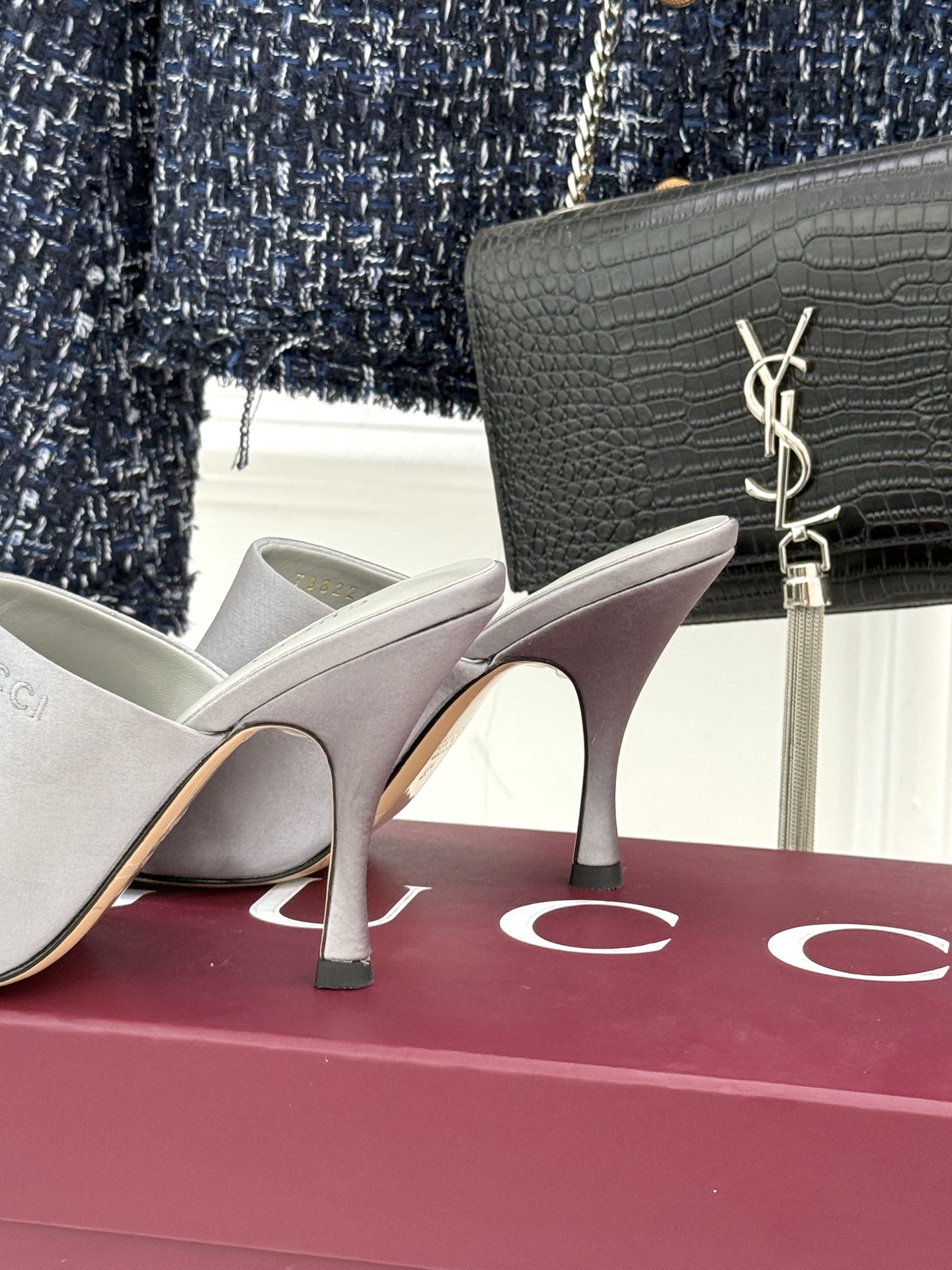 Gucci/古驰26WF新品真丝微标高跟拖鞋以丝缎柔光勾勒意式慵懒贵气。甄选细腻真丝面料 触感柔滑亲肤自