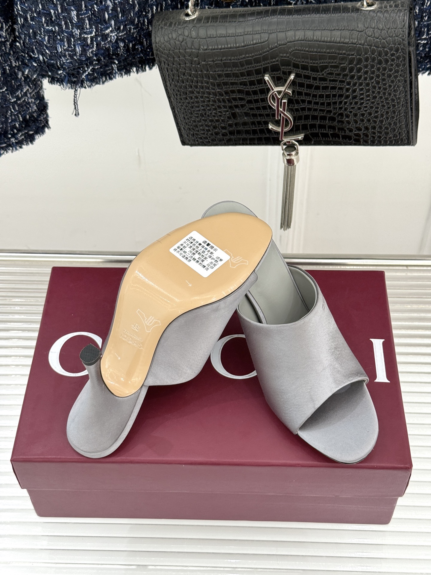 Gucci/古驰26WF新品真丝微标高跟拖鞋以丝缎柔光勾勒意式慵懒贵气。甄选细腻真丝面料 触感柔滑亲肤自