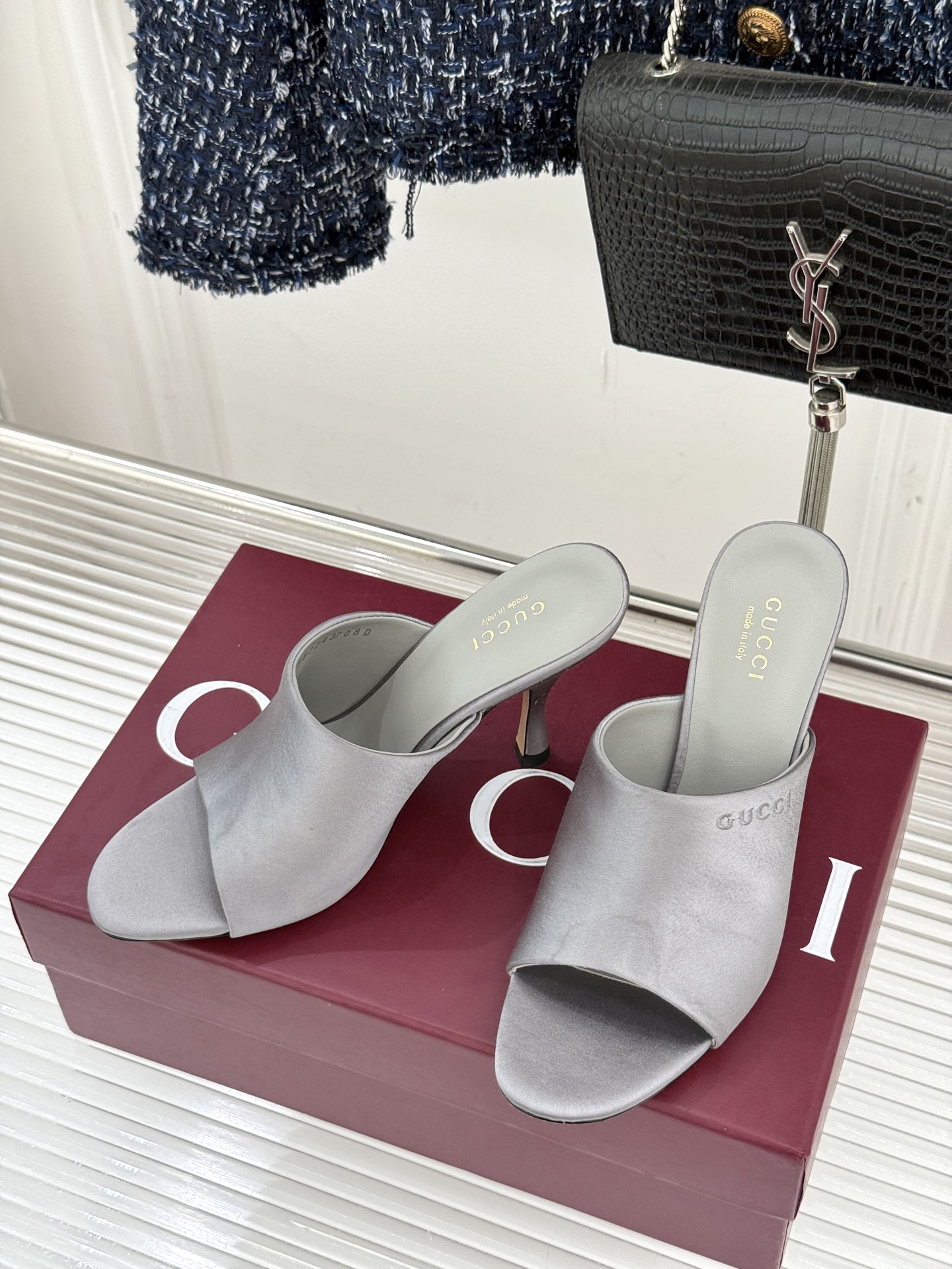 Gucci/古驰26WF新品真丝微标高跟拖鞋以丝缎柔光勾勒意式慵懒贵气。甄选细腻真丝面料 触感柔滑亲肤自