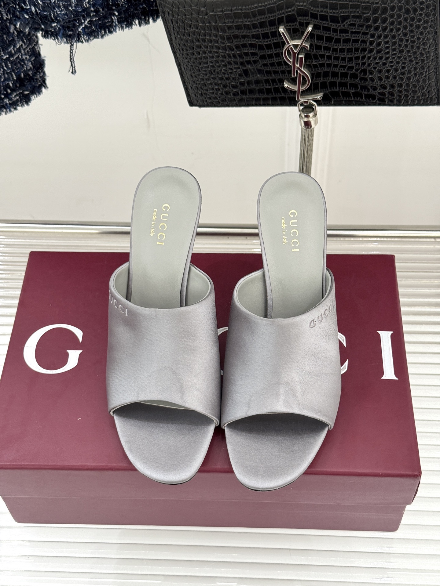 Gucci/古驰26WF新品真丝微标高跟拖鞋以丝缎柔光勾勒意式慵懒贵气。甄选细腻真丝面料 触感柔滑亲肤自