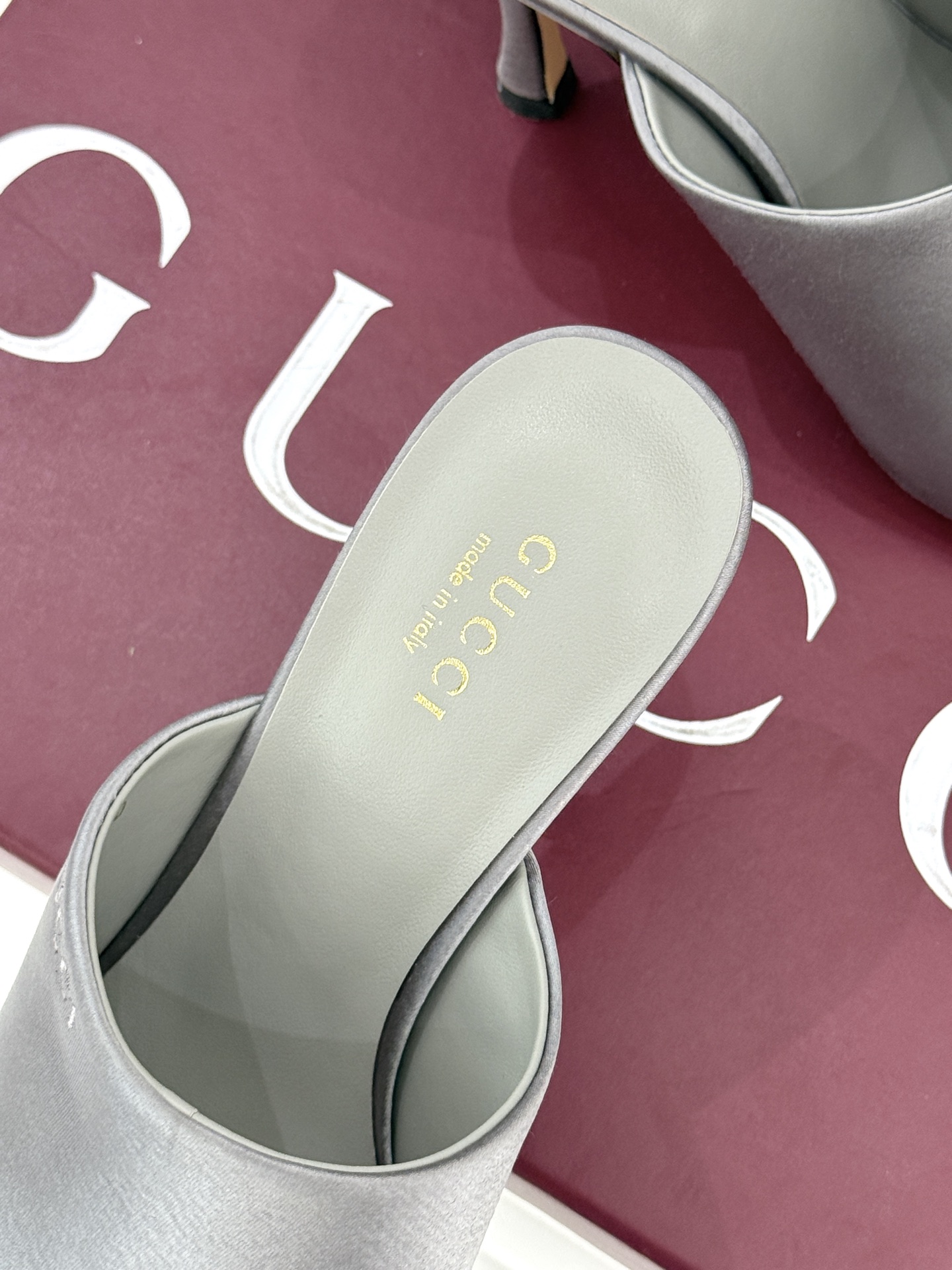 Gucci/古驰26WF新品真丝微标高跟拖鞋以丝缎柔光勾勒意式慵懒贵气。甄选细腻真丝面料 触感柔滑亲肤自