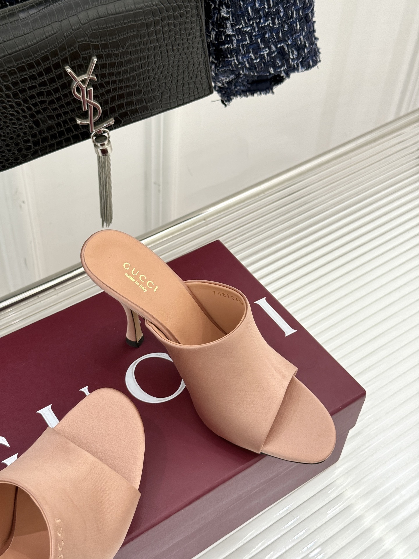 Gucci/古驰26WF新品真丝微标高跟拖鞋以丝缎柔光勾勒意式慵懒贵气。甄选细腻真丝面料 触感柔滑亲肤自