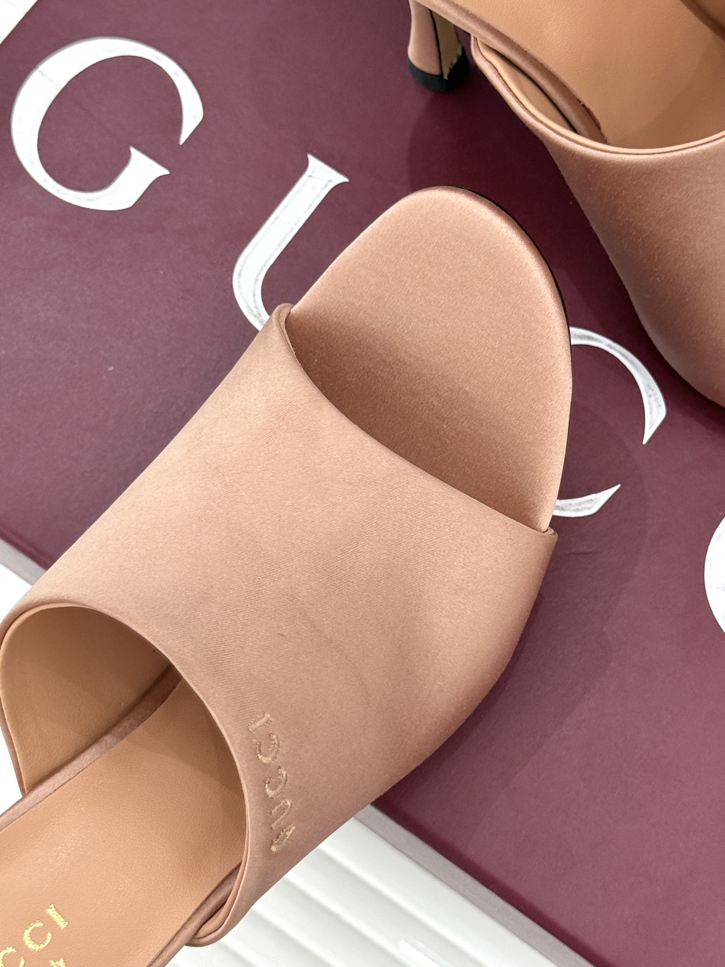 Gucci/古驰26WF新品真丝微标高跟拖鞋以丝缎柔光勾勒意式慵懒贵气。甄选细腻真丝面料 触感柔滑亲肤自