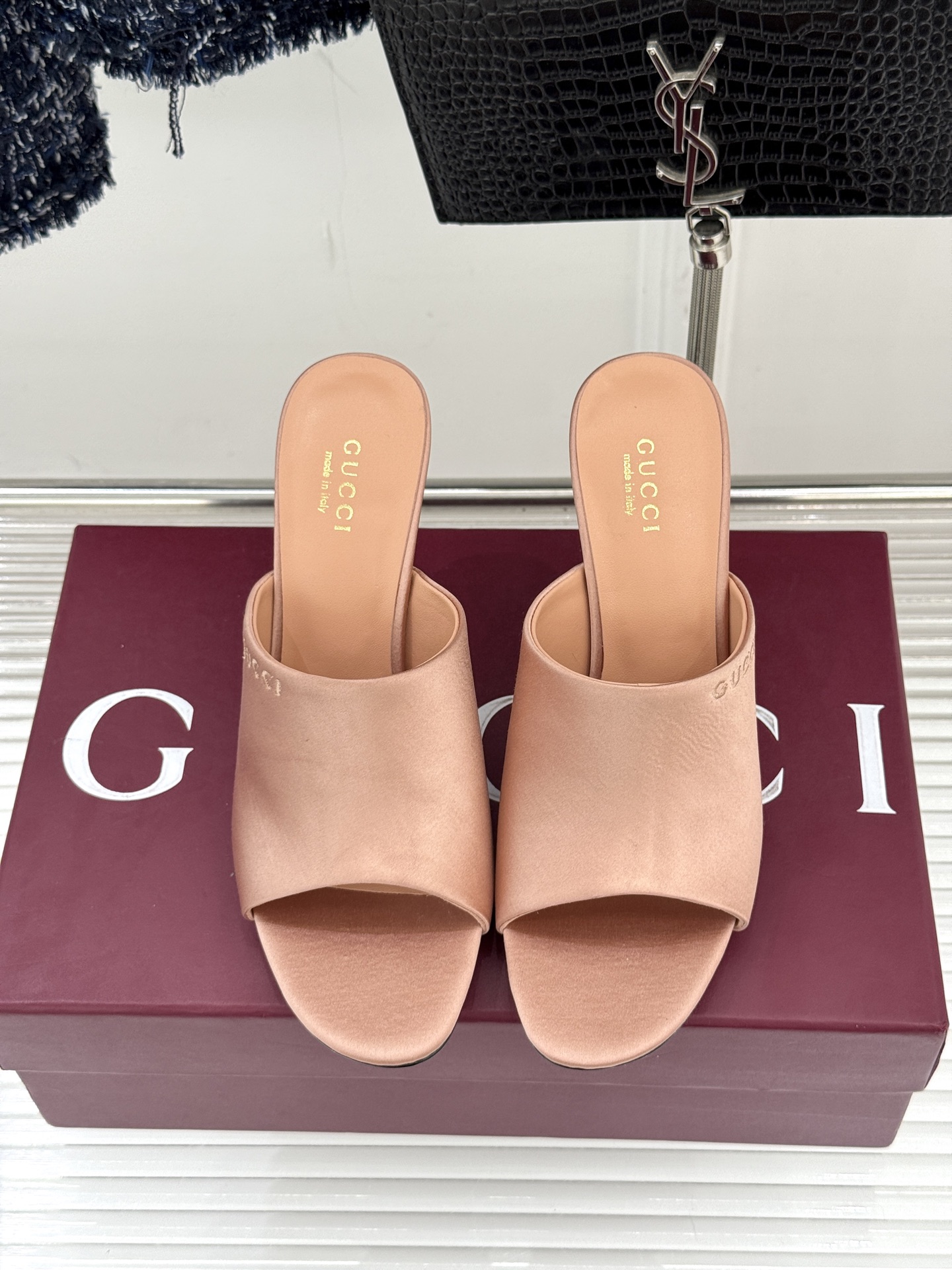 Gucci/古驰26WF新品真丝微标高跟拖鞋以丝缎柔光勾勒意式慵懒贵气。甄选细腻真丝面料 触感柔滑亲肤自
