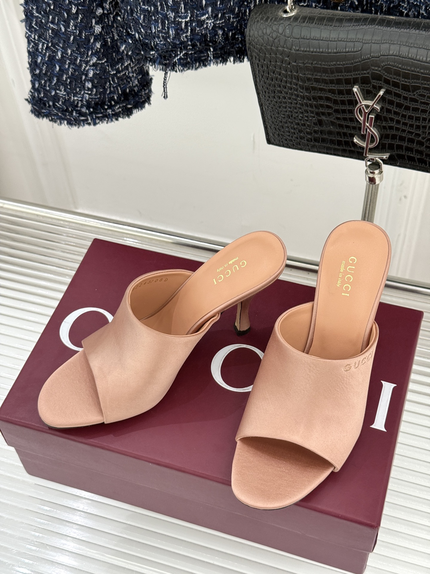 Gucci/古驰26WF新品真丝微标高跟拖鞋以丝缎柔光勾勒意式慵懒贵气。甄选细腻真丝面料 触感柔滑亲肤自