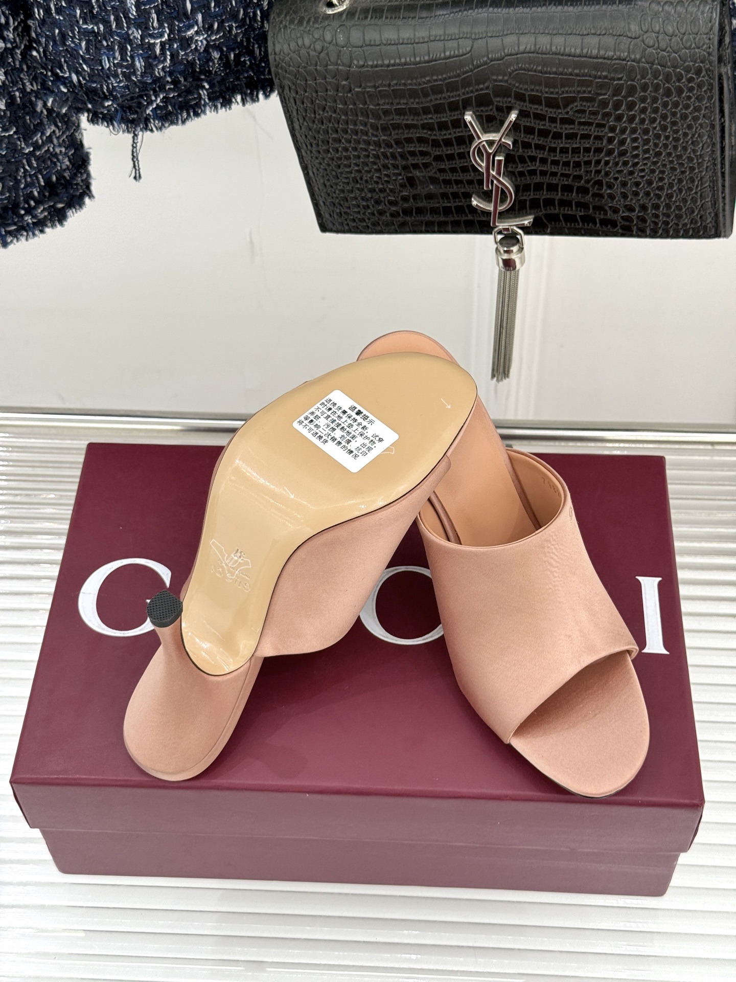 Gucci/古驰26WF新品真丝微标高跟拖鞋以丝缎柔光勾勒意式慵懒贵气。甄选细腻真丝面料 触感柔滑亲肤自