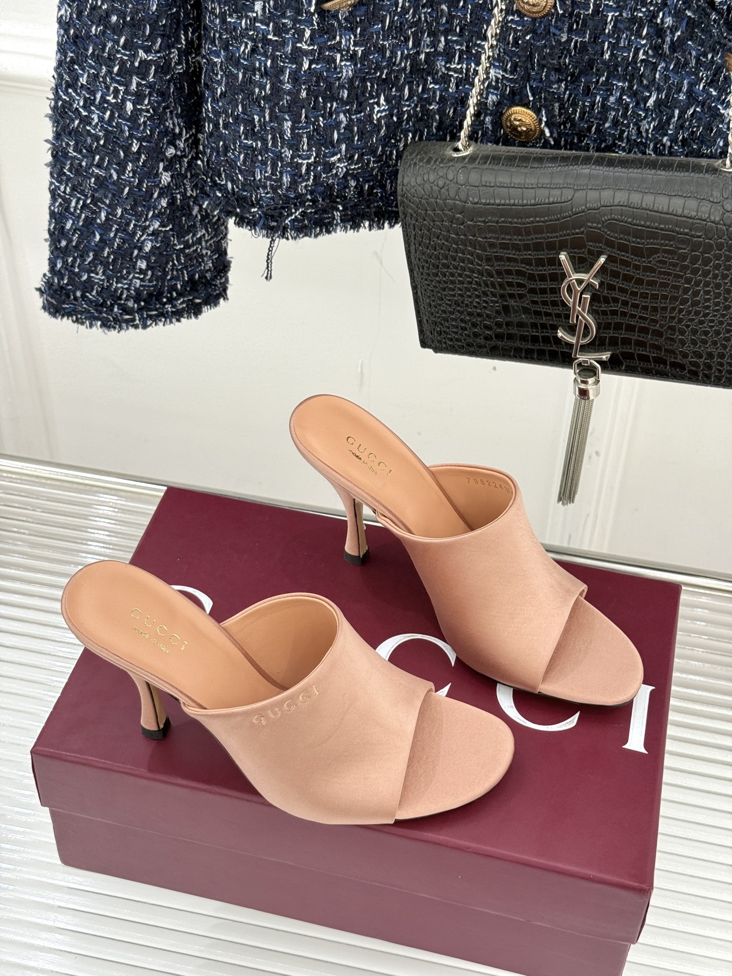 Gucci/古驰26WF新品真丝微标高跟拖鞋以丝缎柔光勾勒意式慵懒贵气。甄选细腻真丝面料 触感柔滑亲肤自