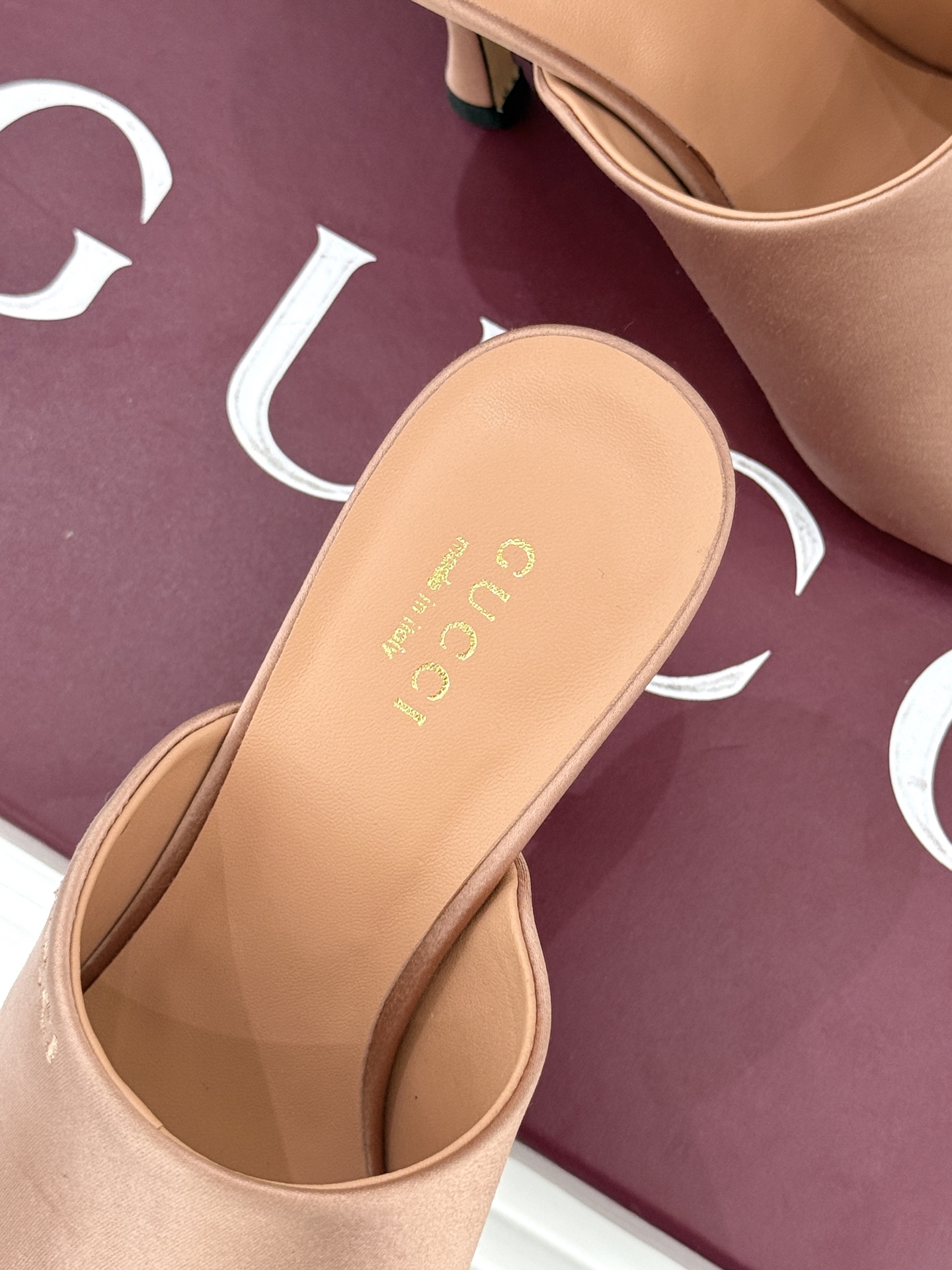 Gucci/古驰26WF新品真丝微标高跟拖鞋以丝缎柔光勾勒意式慵懒贵气。甄选细腻真丝面料 触感柔滑亲肤自