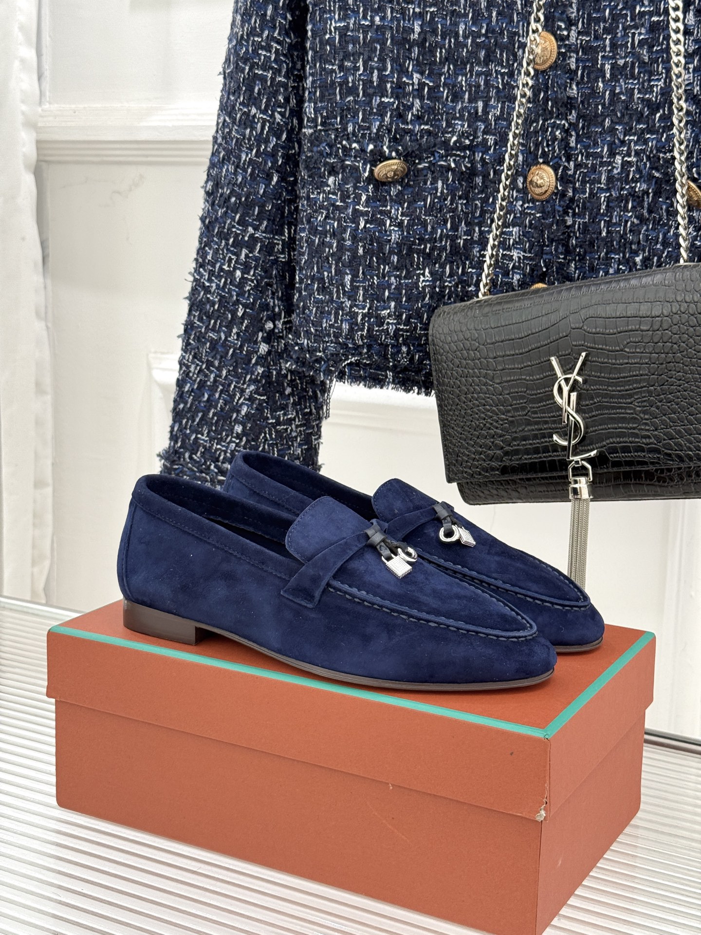 NO:721606,Loro Piana/LWF's new pendant retro old-money style couple's loafers reshape the retro trend with 'quiet luxury' aesthetics. The minimalist design of the iconic metal pendant hides ingenuity and becomes a hidden footnote of old-money style. The flexible shoe body made with Black stitching technology combines durability and comfortable foot feel. The classic earth tones are suitable for multiple scenes, whether it is with commuting suit pants, daily jeans or retro skirts.  With the time-precipitated texture and unintentional sophistication, it interprets the old-money dressing philosophy of 'the longer it wears, the more flavorful it becomes' and becomes a classic tool in the wardrobe that spans four seasons. The fabric is made of original custom-made mercerized cashmere, and the lining is made of sheepskin. The genuine leather outsole imported from Italy size 35-45 (women 40/41 men 45 customized), loafers, loro piana, loro piana, loafers, skirts, jeans, business  suit,sheepskin,leather soles19860909Loro Piana/LWF新品吊坠复古 老钱风情侣款乐福鞋 以“静奢”美学重塑复古风潮. 标志性金属吊坠极简设计暗藏巧思 成为老钱格调的隐性注脚 搭配布莱克缝线工艺打造的柔韧鞋身 兼顾耐穿性与舒适脚感. 经典大地色系适配多元场景 无论是通勤西装裤搭配、 日常牛仔裤还是复古半裙 皆适配. 以时光沉淀的质感与不刻意的精致 诠释“穿得越久越有味道”的老钱穿搭哲学 成为衣橱中跨越四季的经典利器. 面料采用原版定制丝光羊绒 内里踮脚均为羊皮 意大利进口真皮大底 size35-45（女40/41男45定制）,乐福鞋,loro piana,loro piana,loafers,skirts,jeans,business suit,sheepskin,Leather soles,Women's Shoes