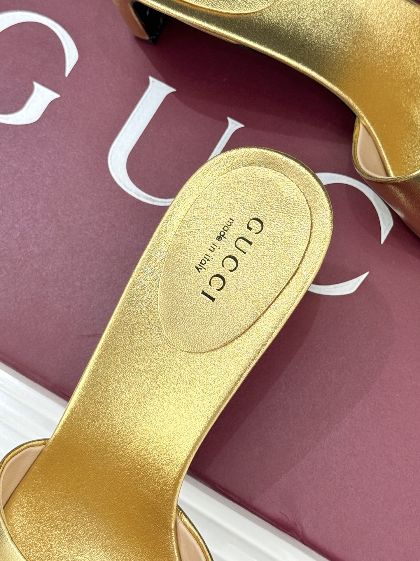 Gucci/古驰经典一字带双G金属扣粗跟拖鞋经典双G金属扣搭配简约一字带设计是鞋履的灵魂高光 简约却自带