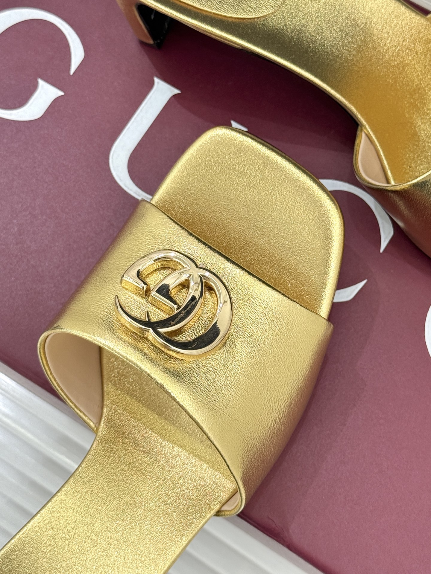 Gucci/古驰经典一字带双G金属扣粗跟拖鞋经典双G金属扣搭配简约一字带设计是鞋履的灵魂高光 简约却自带