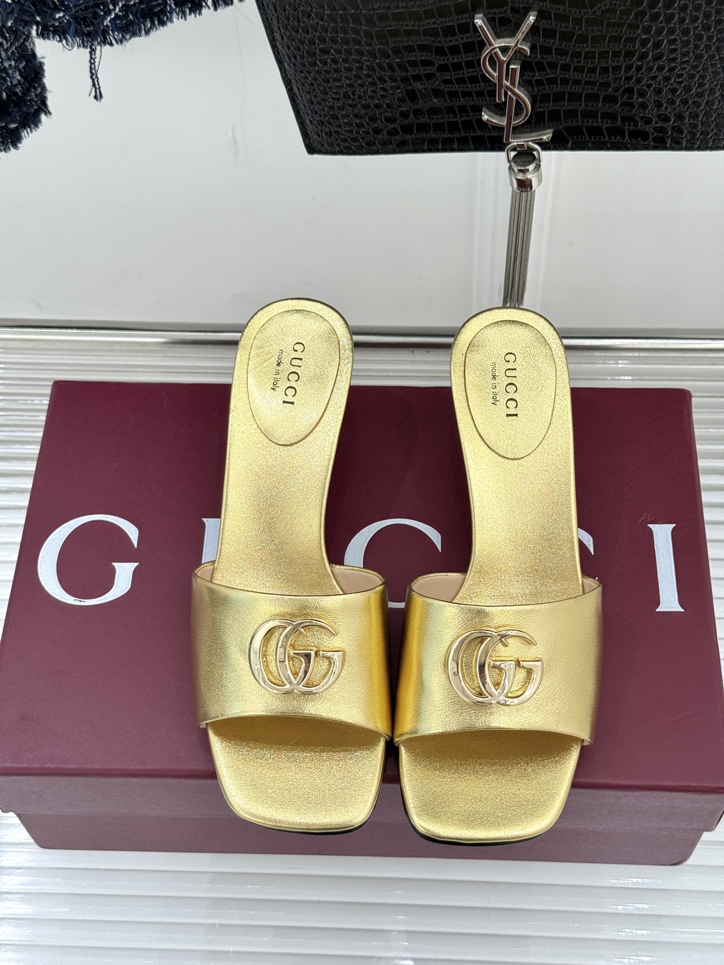 Gucci/古驰经典一字带双G金属扣粗跟拖鞋经典双G金属扣搭配简约一字带设计是鞋履的灵魂高光 简约却自带