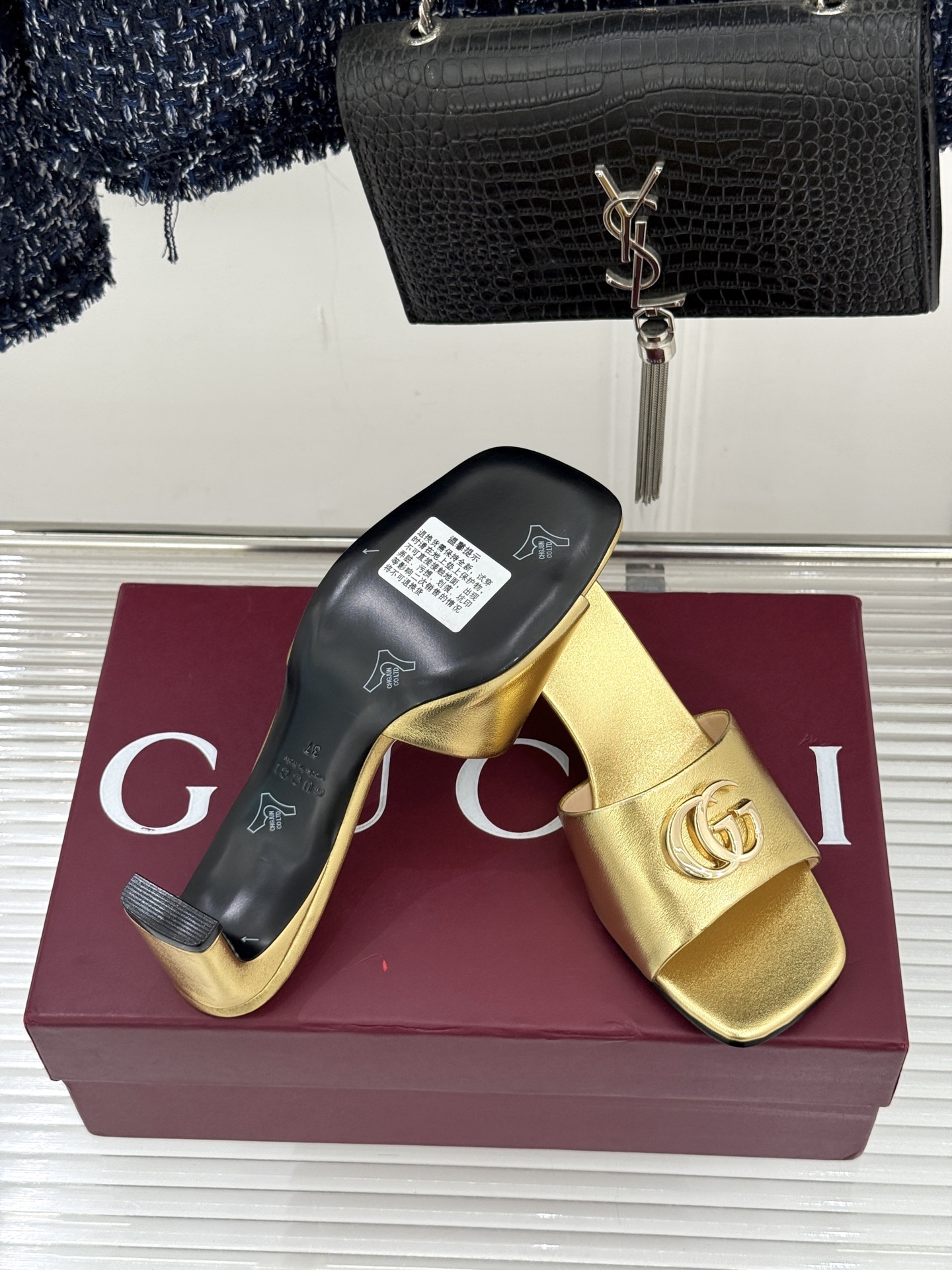 Gucci/古驰经典一字带双G金属扣粗跟拖鞋经典双G金属扣搭配简约一字带设计是鞋履的灵魂高光 简约却自带