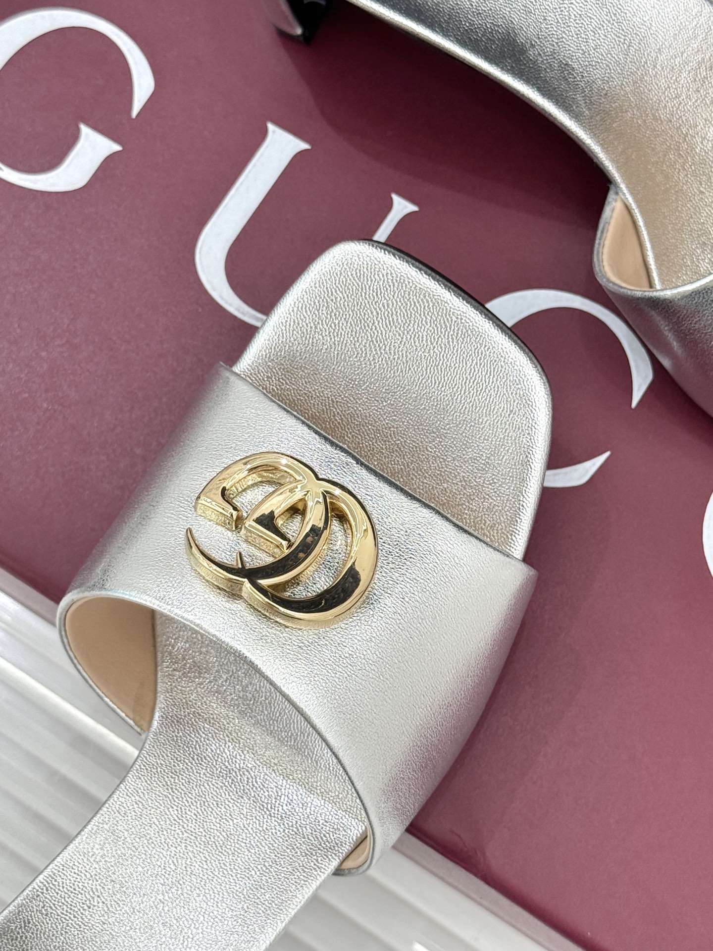 Gucci/古驰经典一字带双G金属扣粗跟拖鞋经典双G金属扣搭配简约一字带设计是鞋履的灵魂高光 简约却自带