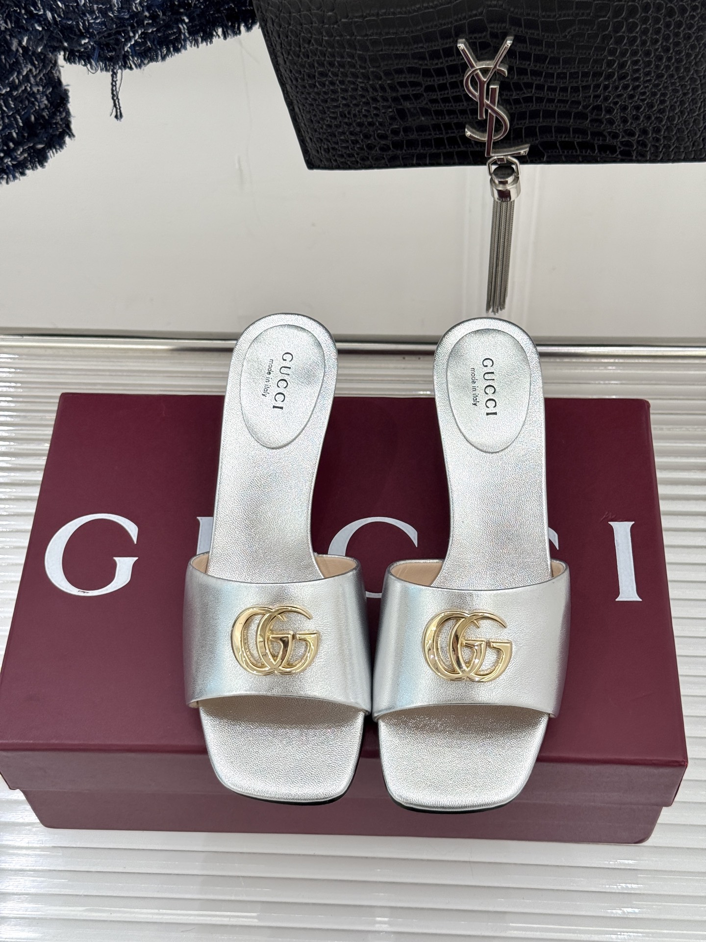 Gucci/古驰经典一字带双G金属扣粗跟拖鞋经典双G金属扣搭配简约一字带设计是鞋履的灵魂高光 简约却自带
