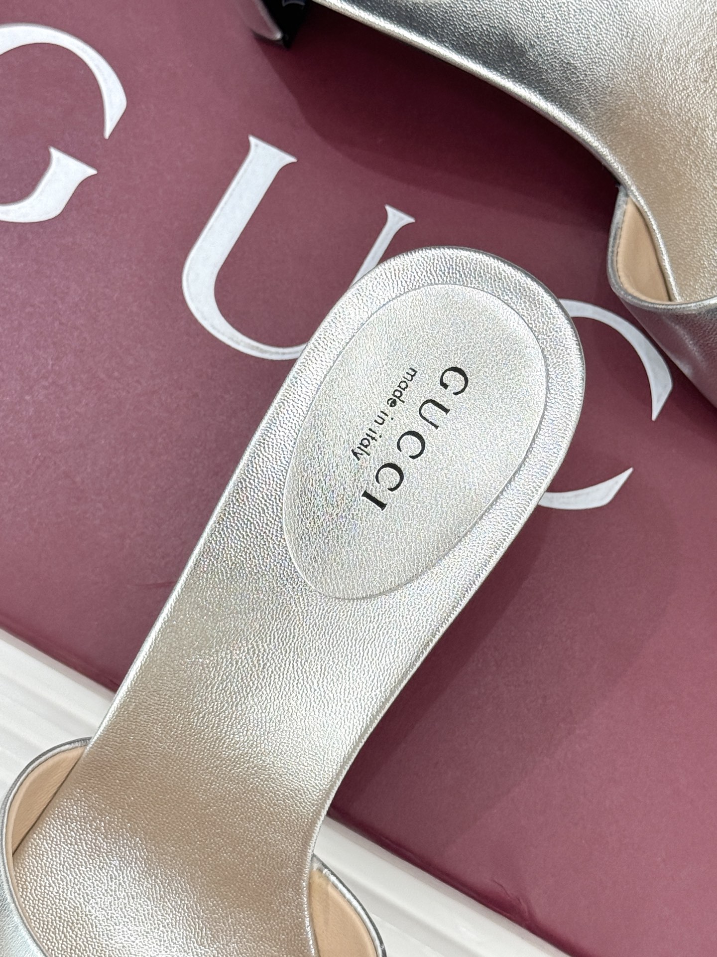 Gucci/古驰经典一字带双G金属扣粗跟拖鞋经典双G金属扣搭配简约一字带设计是鞋履的灵魂高光 简约却自带