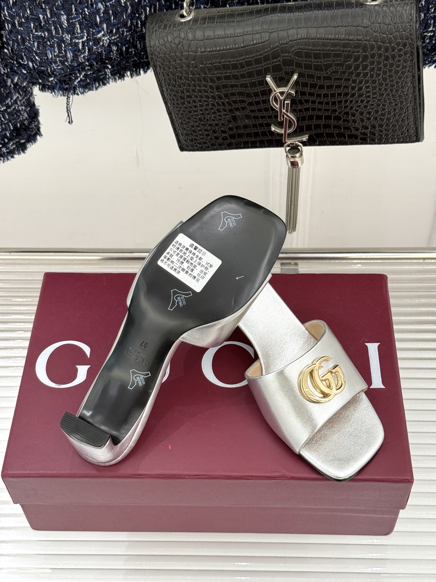 Gucci/古驰经典一字带双G金属扣粗跟拖鞋经典双G金属扣搭配简约一字带设计是鞋履的灵魂高光 简约却自带