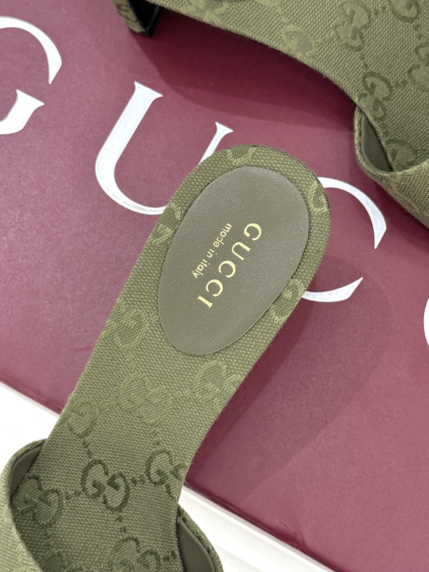 Gucci/古驰经典一字带双G金属扣粗跟拖鞋经典双G金属扣搭配简约一字带设计是鞋履的灵魂高光 简约却自带