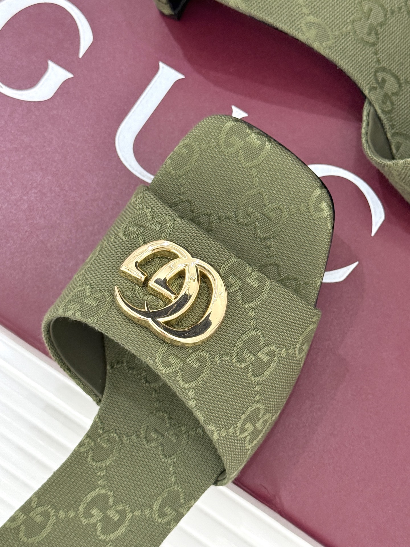 Gucci/古驰经典一字带双G金属扣粗跟拖鞋经典双G金属扣搭配简约一字带设计是鞋履的灵魂高光 简约却自带