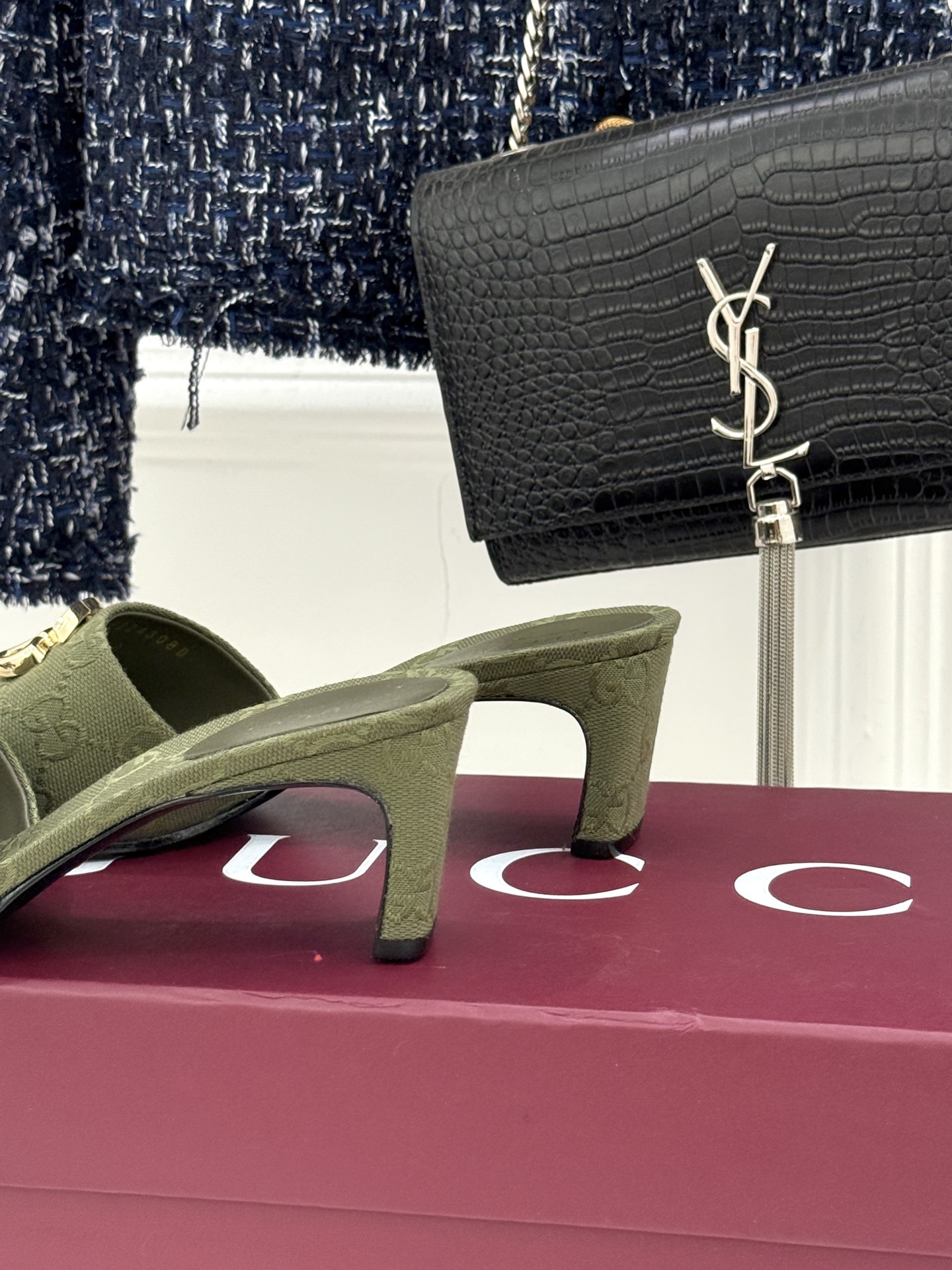 Gucci/古驰经典一字带双G金属扣粗跟拖鞋经典双G金属扣搭配简约一字带设计是鞋履的灵魂高光 简约却自带