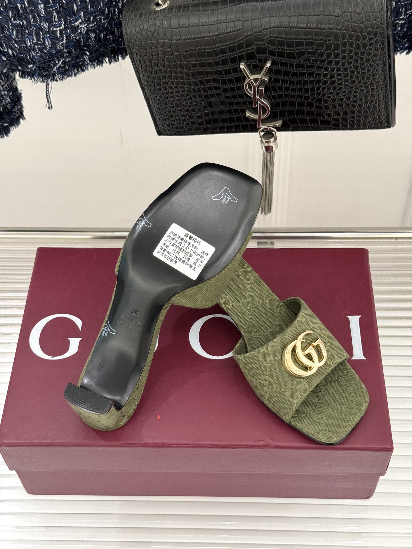 Gucci/古驰经典一字带双G金属扣粗跟拖鞋经典双G金属扣搭配简约一字带设计是鞋履的灵魂高光 简约却自带