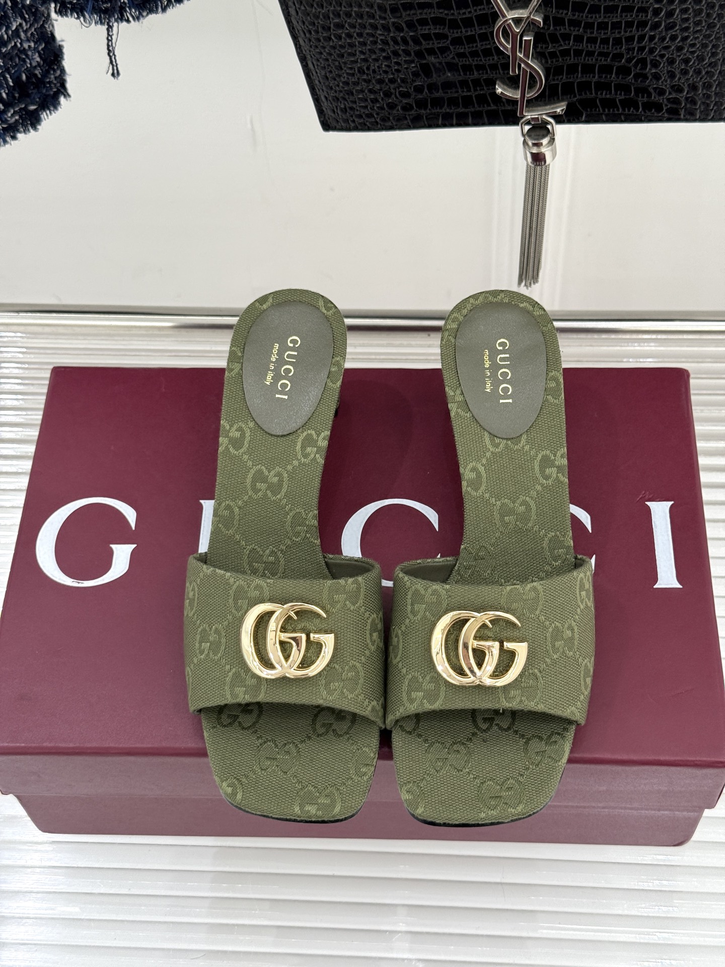 Gucci/古驰经典一字带双G金属扣粗跟拖鞋经典双G金属扣搭配简约一字带设计是鞋履的灵魂高光 简约却自带
