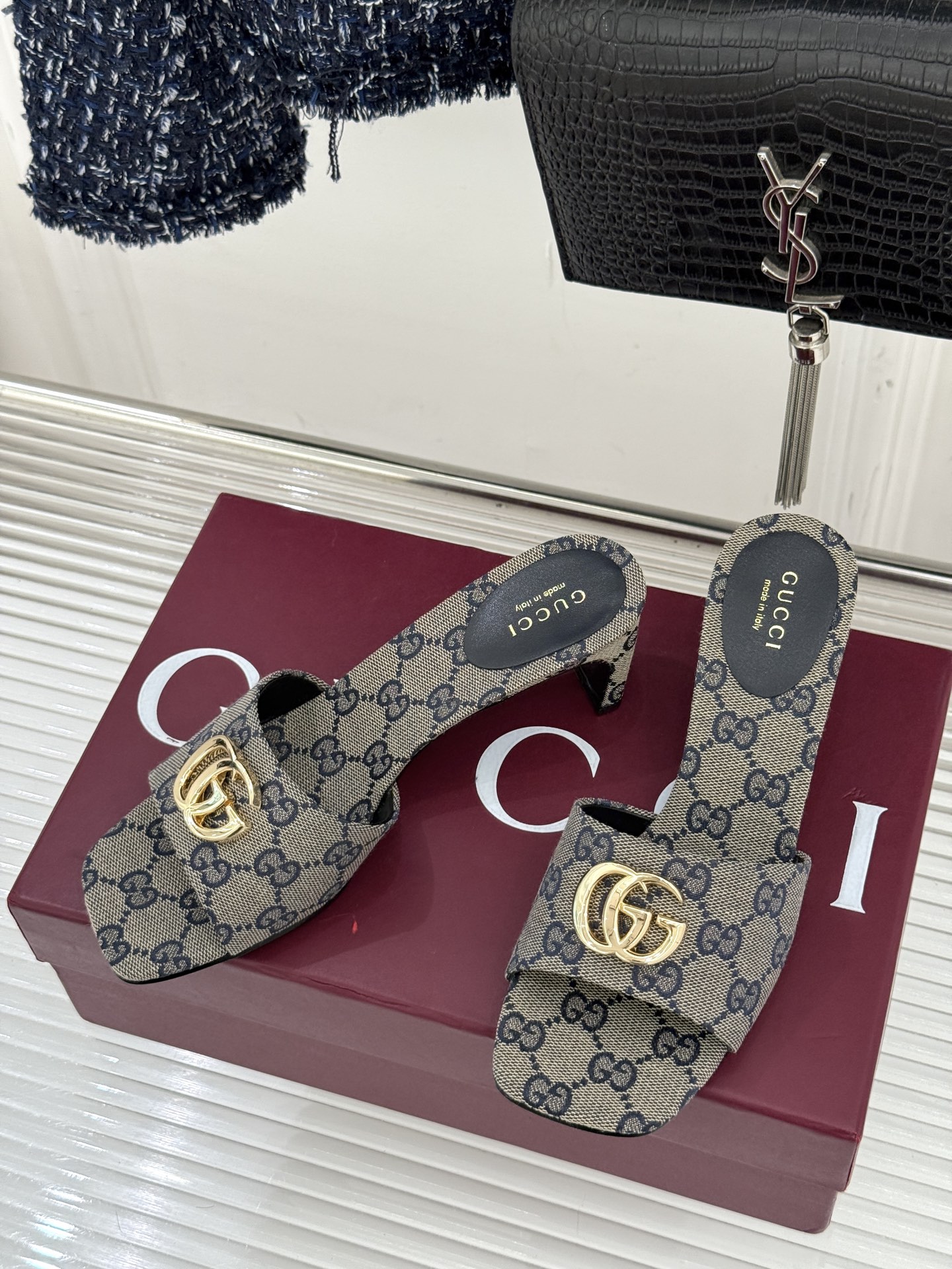 Gucci/古驰经典一字带双G金属扣粗跟拖鞋经典双G金属扣搭配简约一字带设计是鞋履的灵魂高光 简约却自带