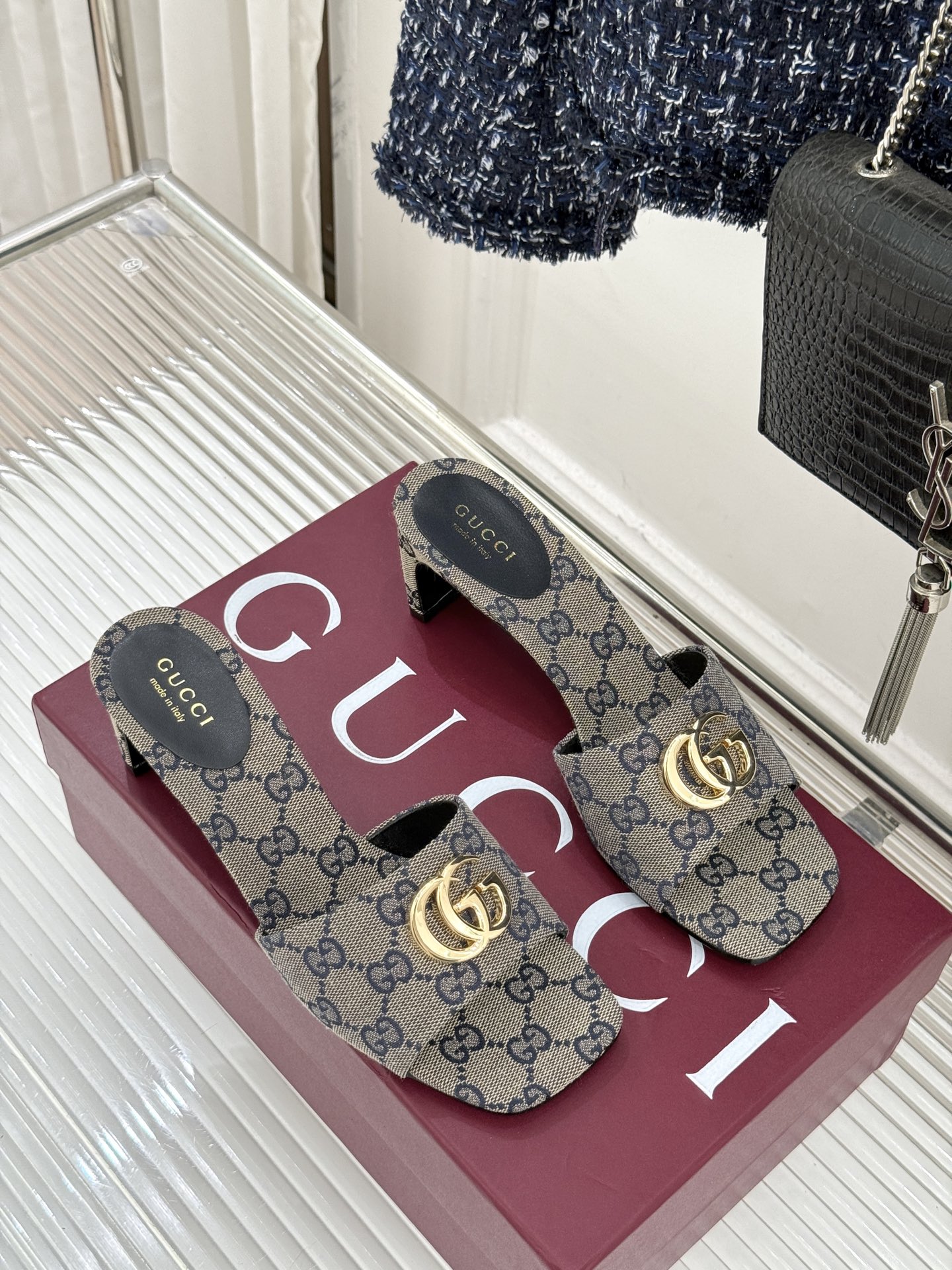 Gucci/古驰经典一字带双G金属扣粗跟拖鞋经典双G金属扣搭配简约一字带设计是鞋履的灵魂高光 简约却自带