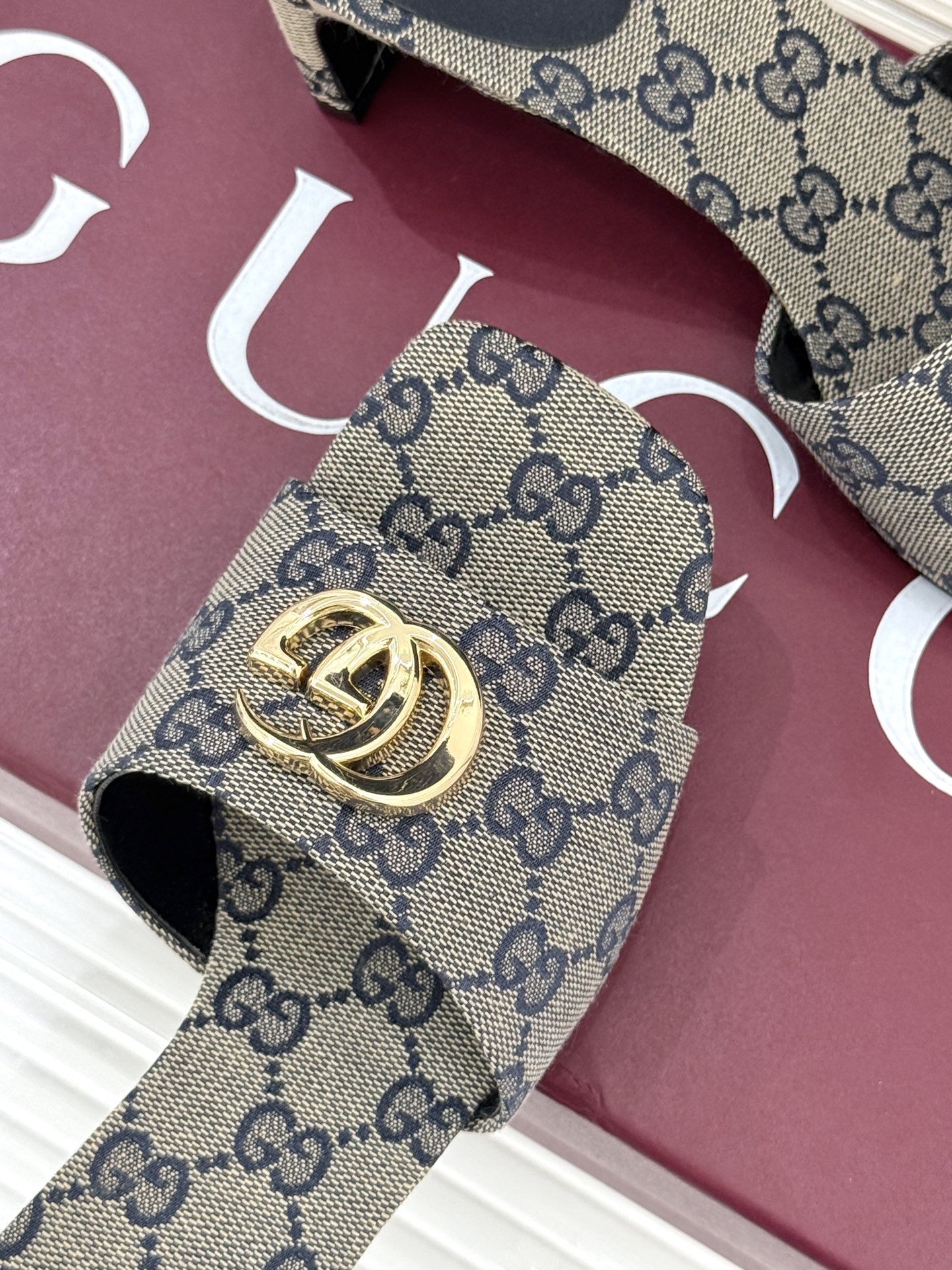 Gucci/古驰经典一字带双G金属扣粗跟拖鞋经典双G金属扣搭配简约一字带设计是鞋履的灵魂高光 简约却自带
