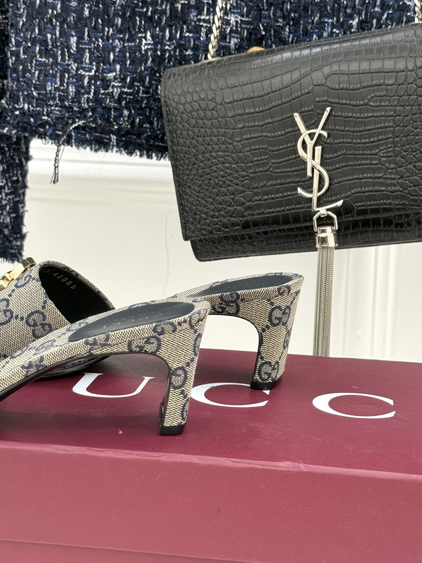 Gucci/古驰经典一字带双G金属扣粗跟拖鞋经典双G金属扣搭配简约一字带设计是鞋履的灵魂高光 简约却自带