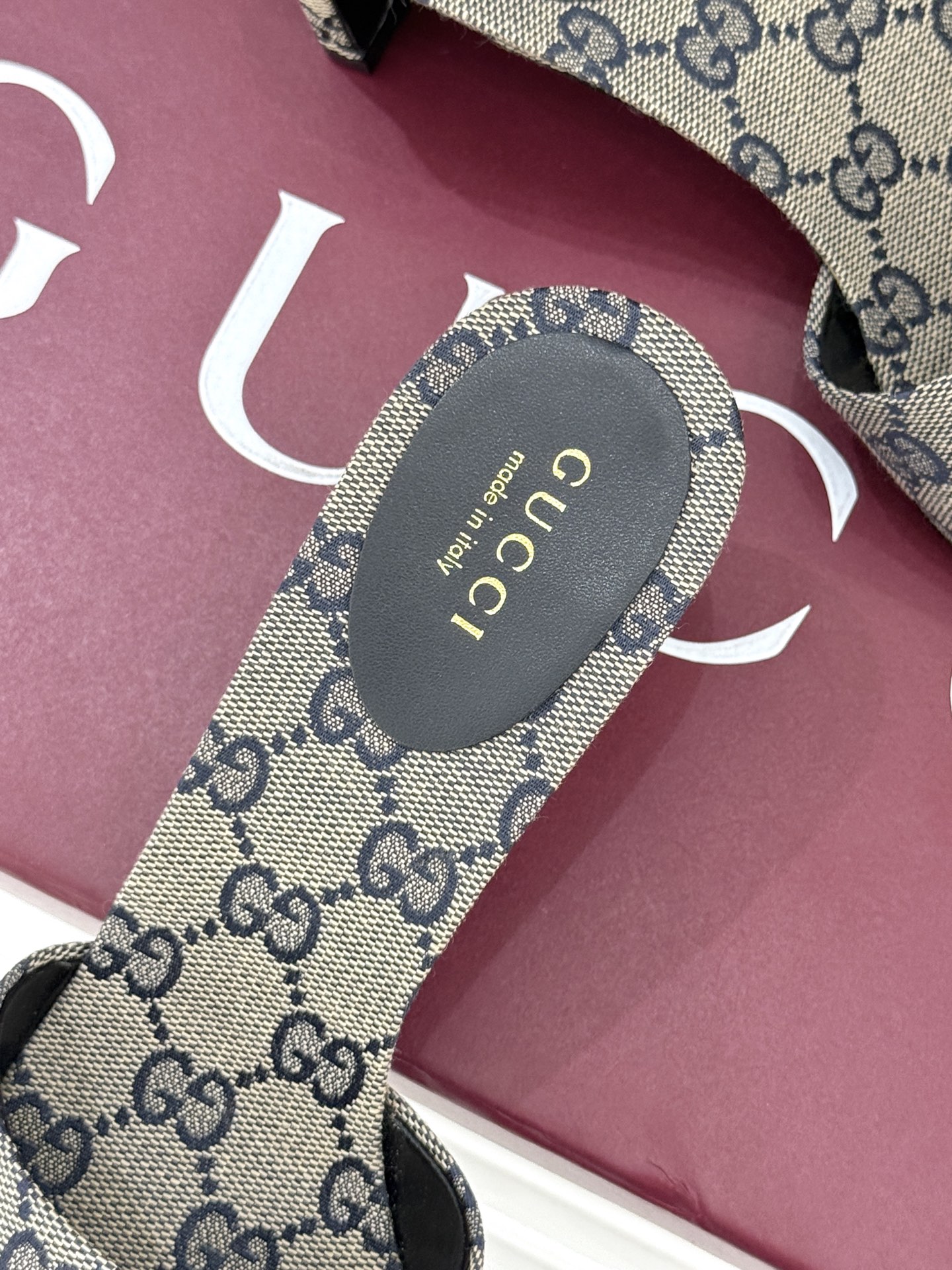 Gucci/古驰经典一字带双G金属扣粗跟拖鞋经典双G金属扣搭配简约一字带设计是鞋履的灵魂高光 简约却自带