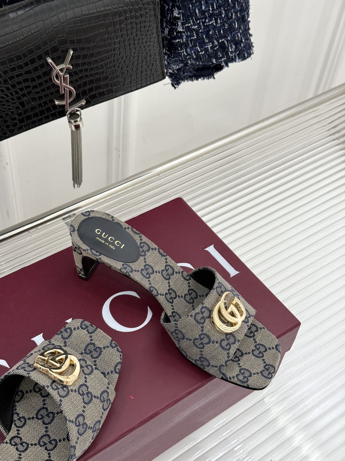 Gucci/古驰经典一字带双G金属扣粗跟拖鞋经典双G金属扣搭配简约一字带设计是鞋履的灵魂高光 简约却自带